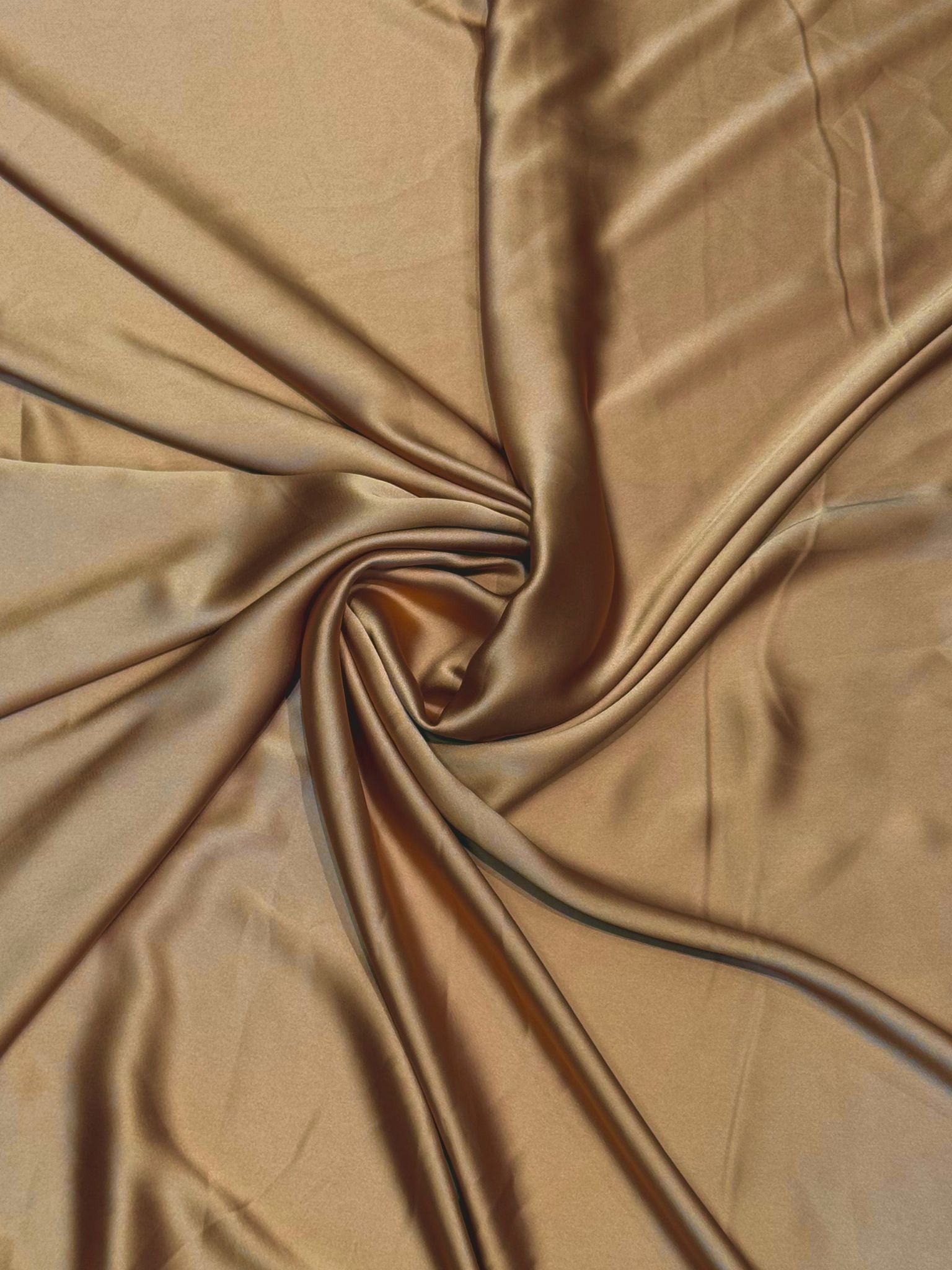 Bronzen crepe satijn stof met luxe zijdeglans en soepelvallende kwaliteit, geschikt voor caftans, takshita's en exclusieve kledingstukken.