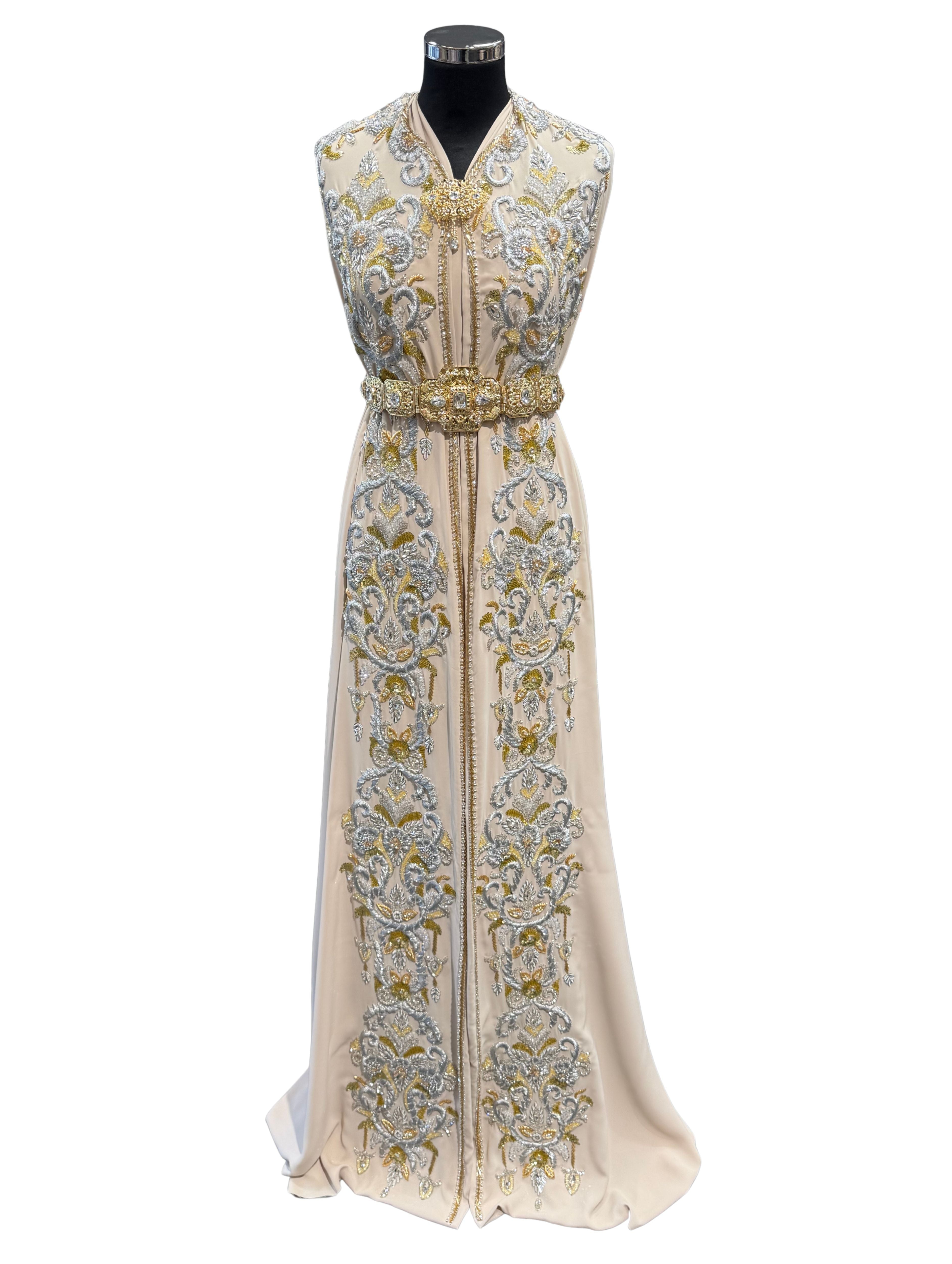 Voorkant van beige crepe stof, verfijnd afgewerkt met gouden en zilverkleurige accenten voor een luxe uitstraling.
