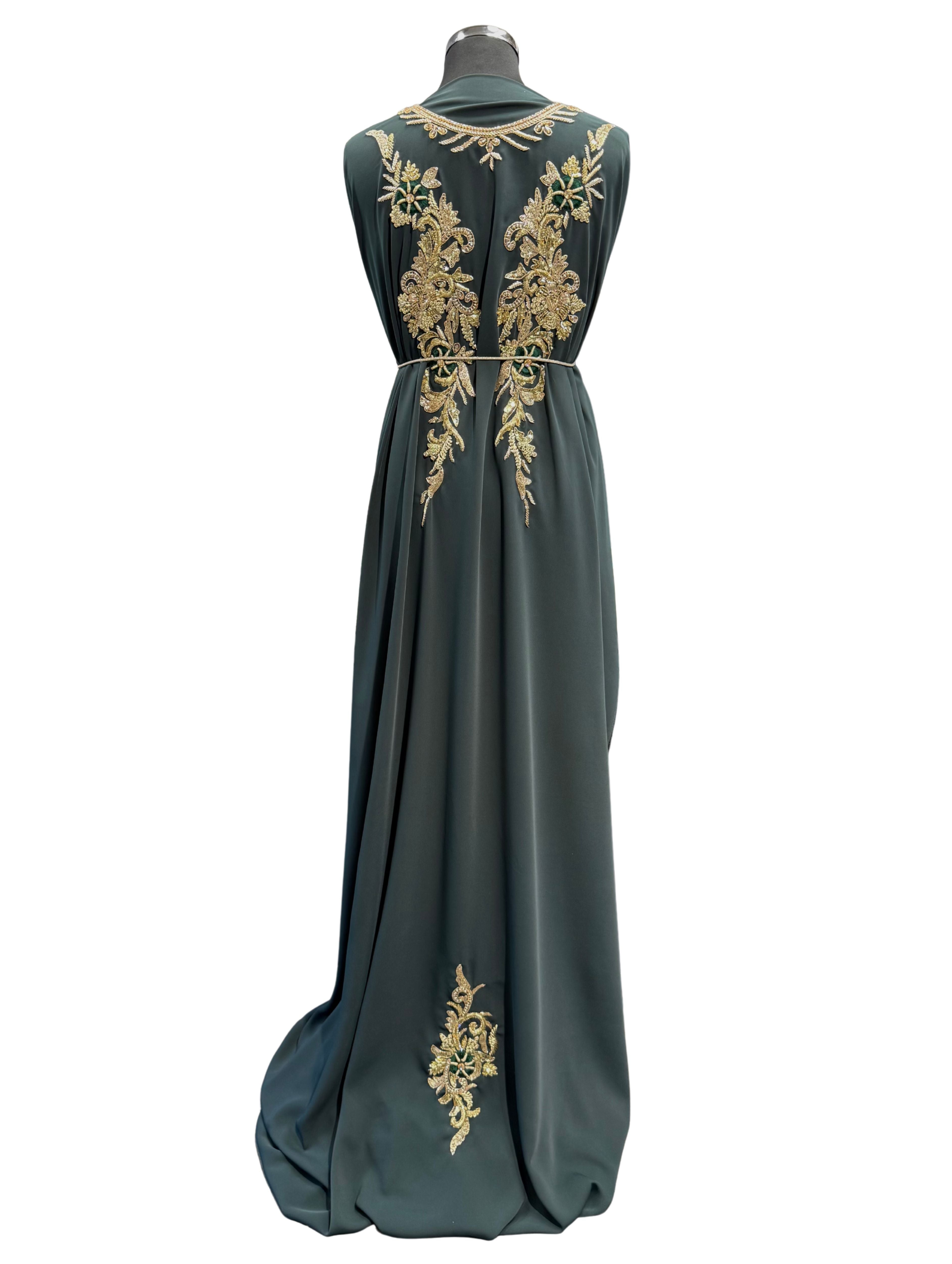 Achterkant van donker smaragdgroene crêpe stof voor takshita met egale structuur en soepel vallende stof.