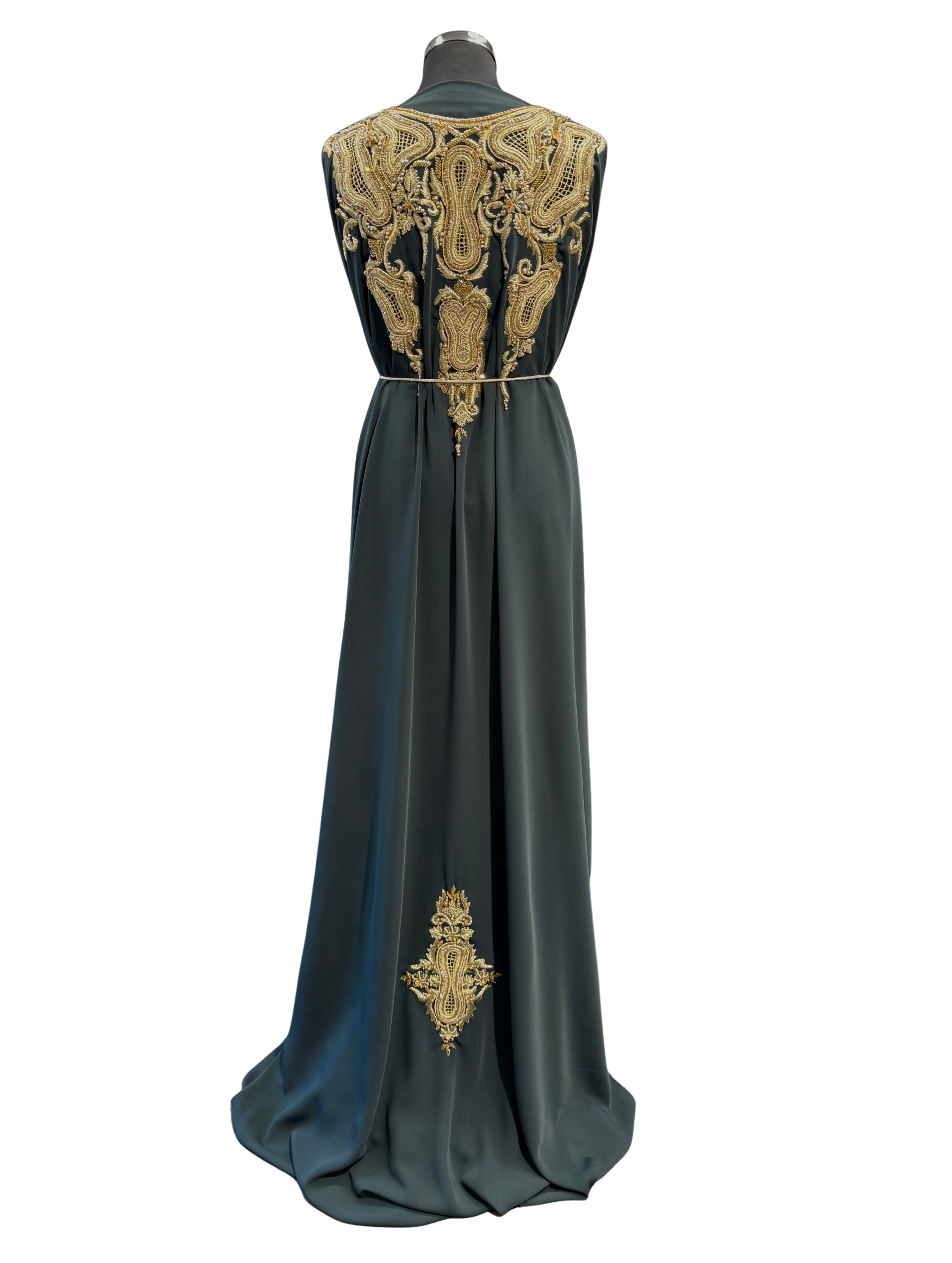 Achterkant van donker smaragdgroene crêpe stof voor takshita met egale structuur en soepel vallende crêpe stof.