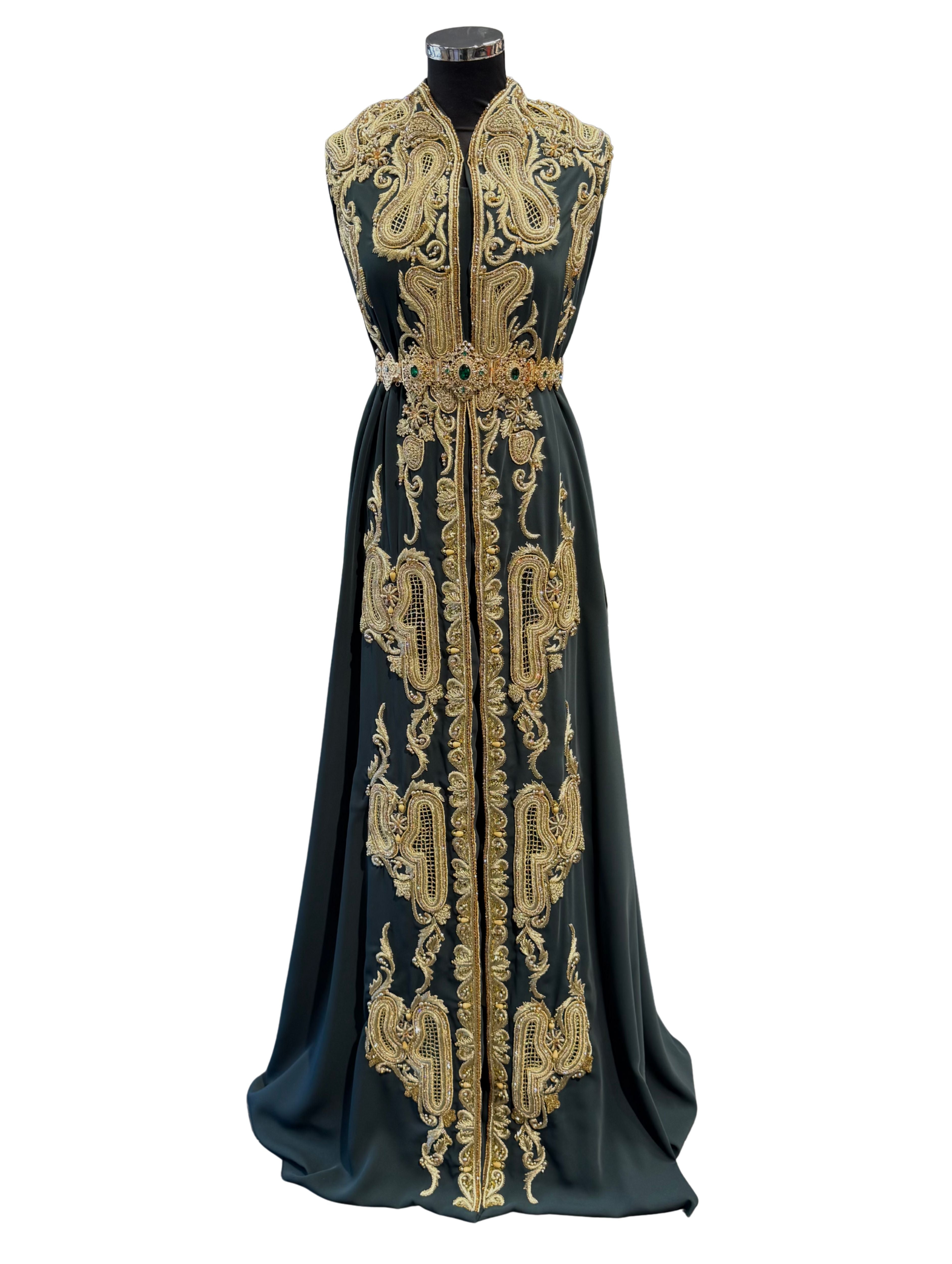 Voorkant van donker smaragdgroene crêpe stof voor takshita met gouden bewerking en guipure.