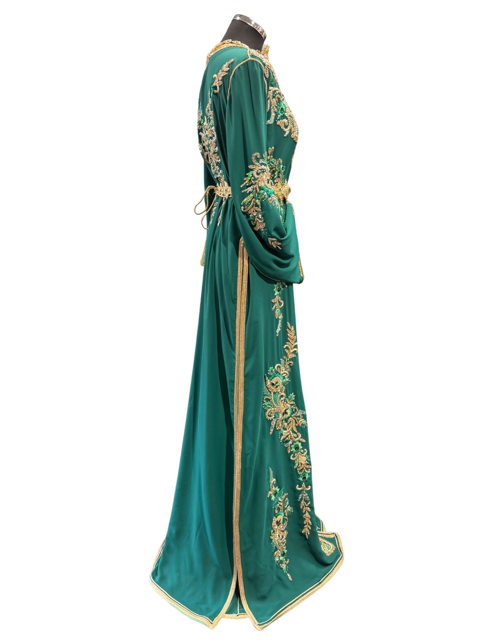 Elegante donker turquoise takshita met gouden sfifa, ideaal voor bruiloften of feestelijke gelegenheden.