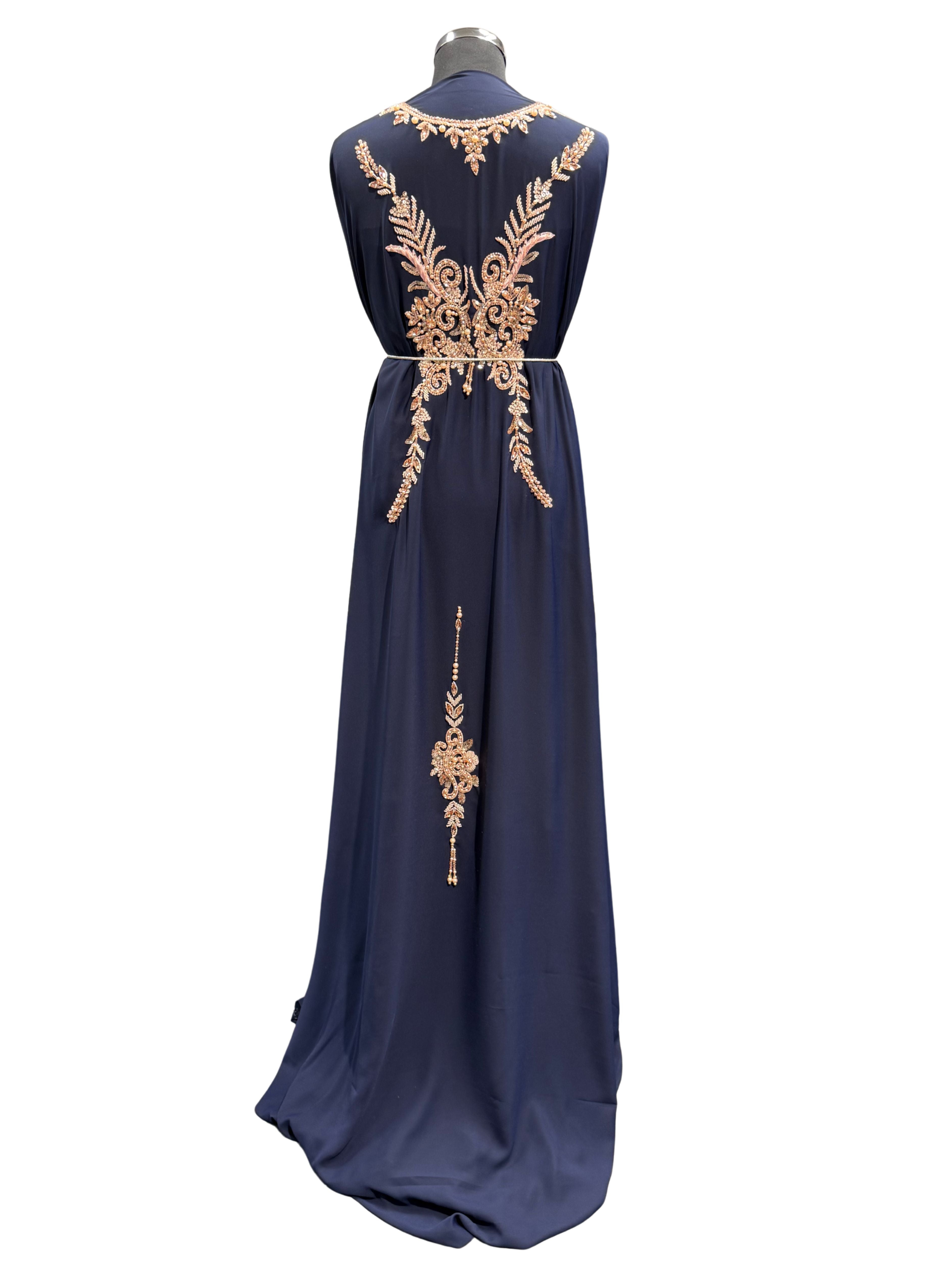 Achterkant van donkerblauwe crêpe stof voor takshita met egale structuur en soepel vallende crêpe stof.