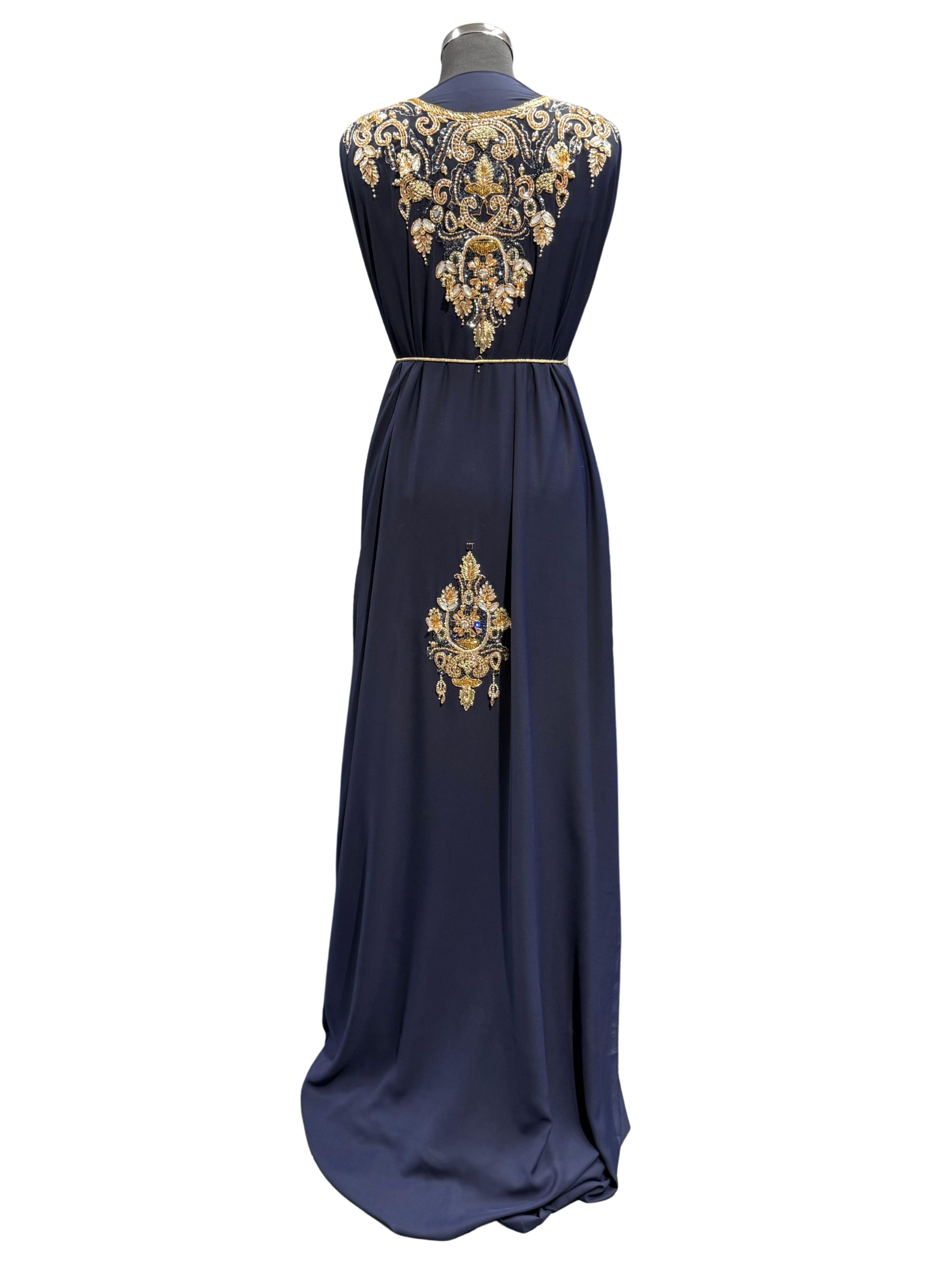 Achterkant van donkerblauwe crêpe stof voor takshita met egale structuur en soepel vallende crêpe stof.