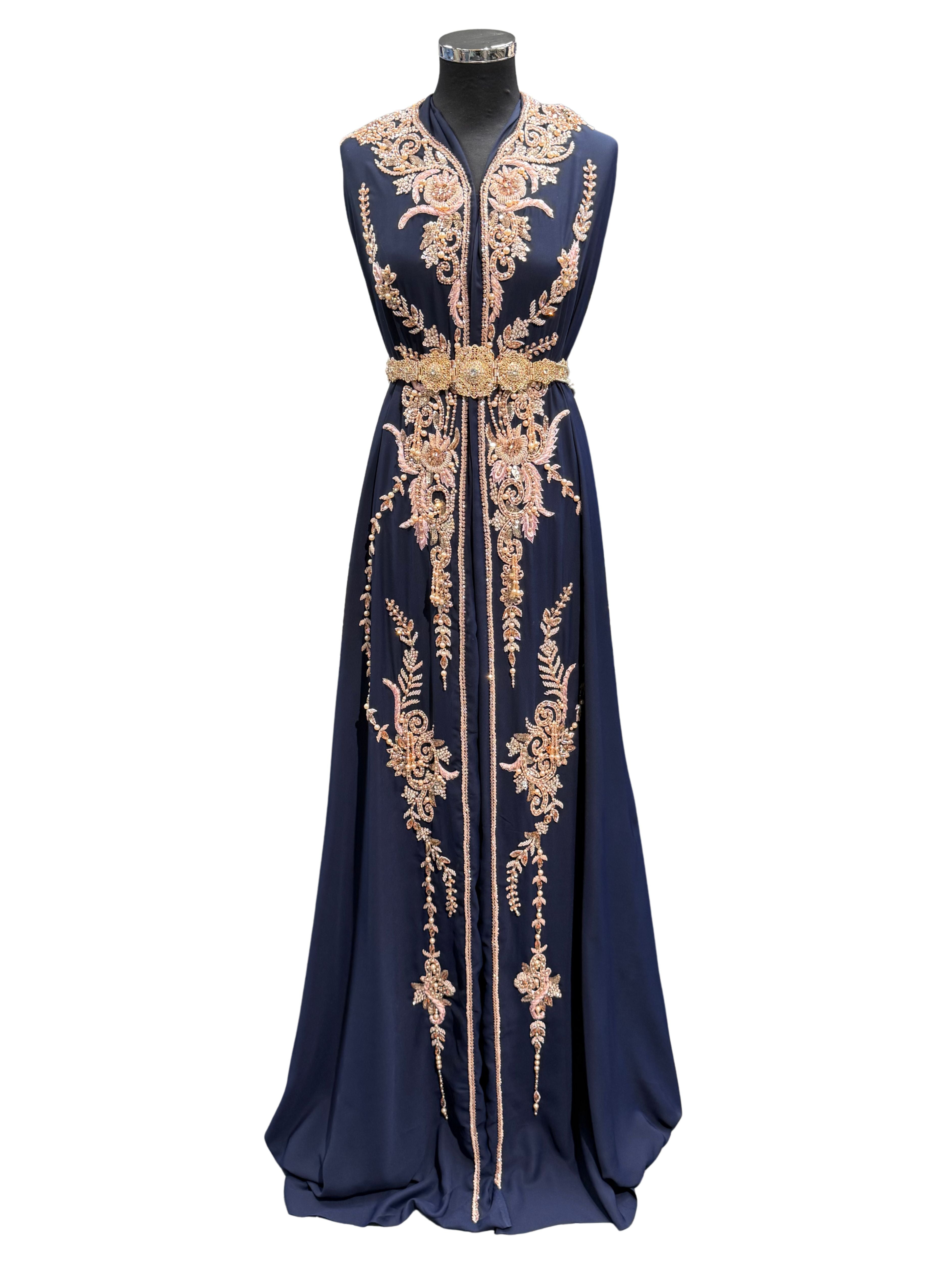 Voorkant van donkerblauwe crêpe stof voor takshita met roze borduurwerk, kralen en stenen.