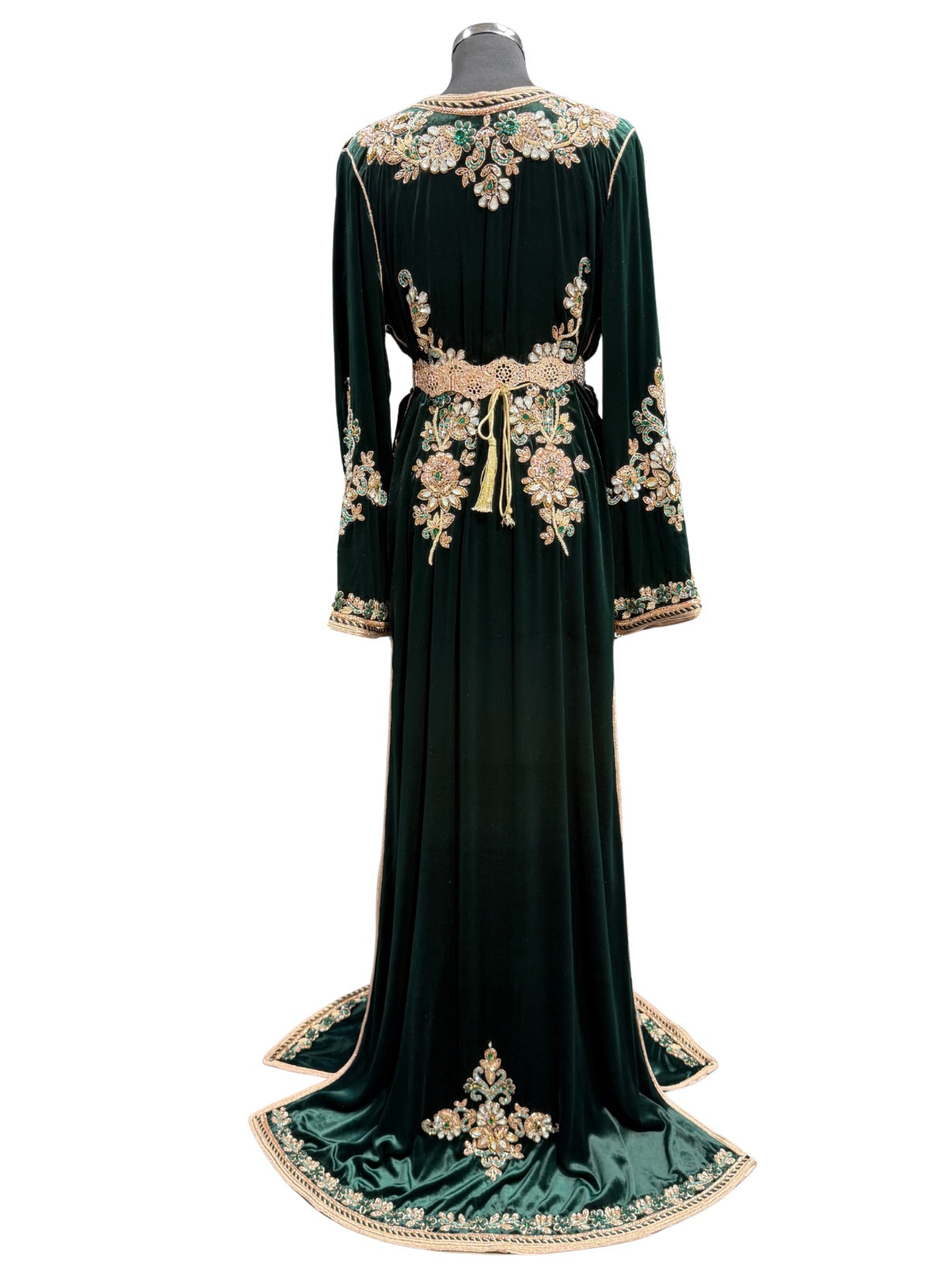 Donkergroene takshita gemaakt van luxe fluweel, afgewerkt met verfijnde details en een elegante traditionele pasvorm.