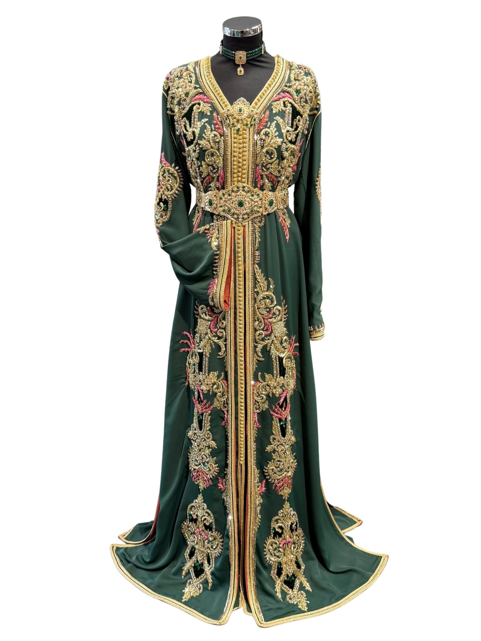 Luxe kant-en-klare Marokkaanse takshita in donkergroen met gouden sfifa, perfect voor bruiloften en feestelijke gelegenheden.