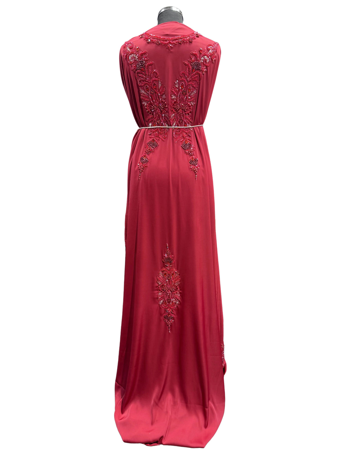 Donkerrode crêpe caftan stof met tone-on-tone kralenborduursels.