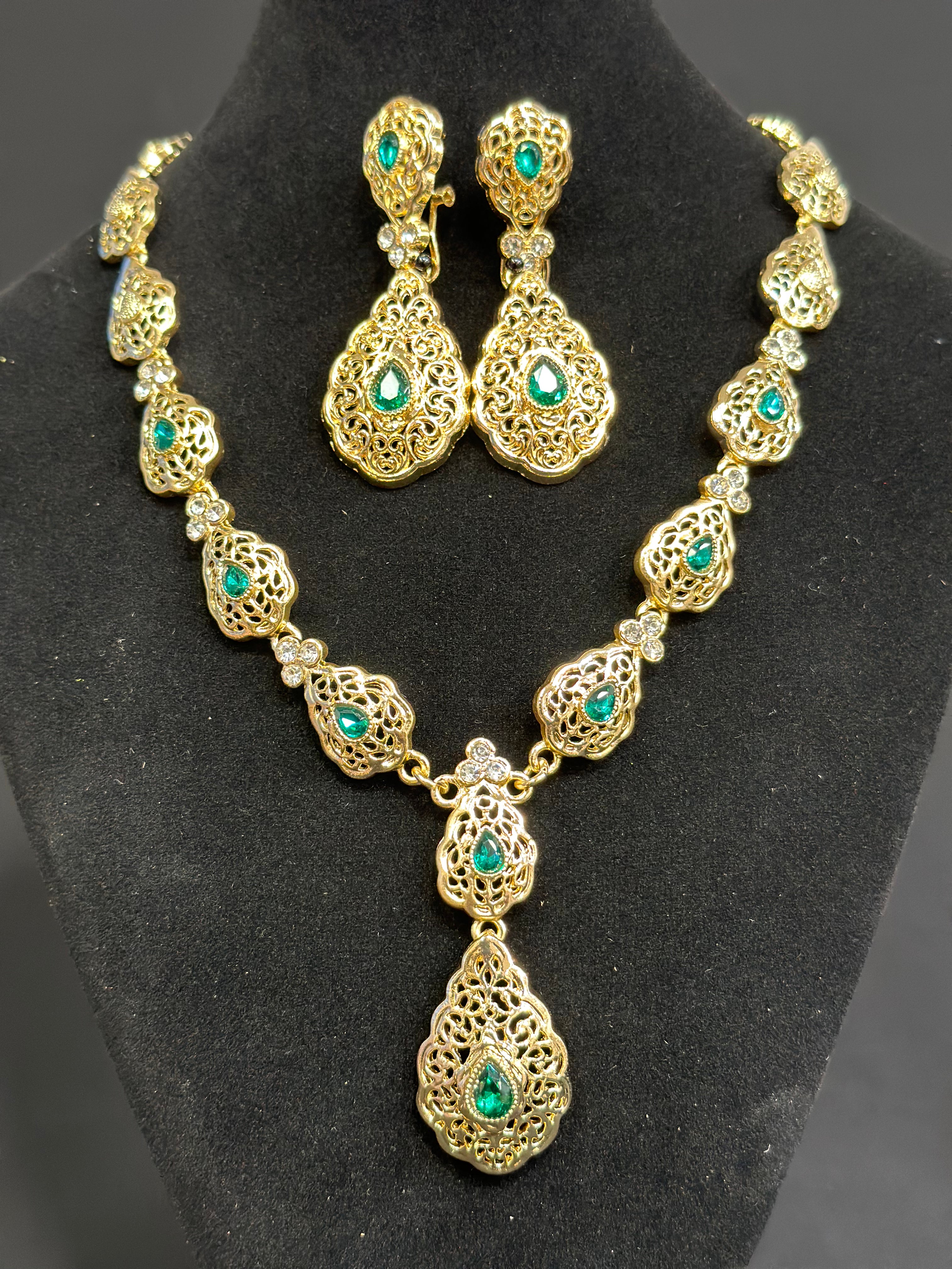 Gouden ketting met oorbellen met smaragdgroene stenen