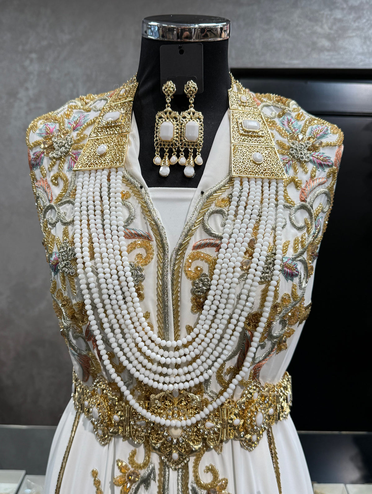 Gouden Marokkaanse kralenketting met witte stenen en bijpassende oorbellen voor een takshita of caftan