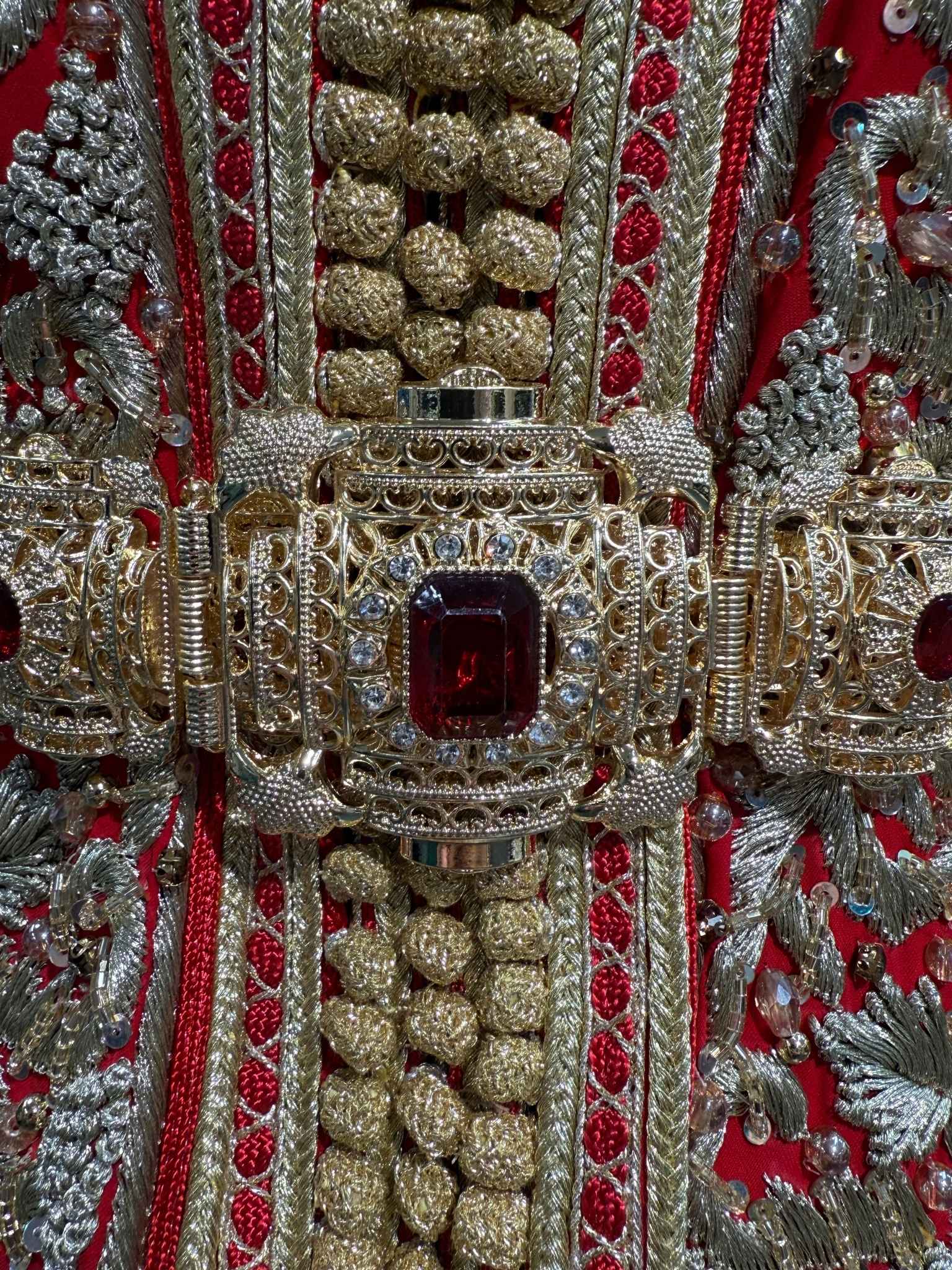 Marokkaanse Taqlidi riem in goud met rode steen, ideaal voor takshita of kaftan. Verstelbaar en stijlvol ontwerp.