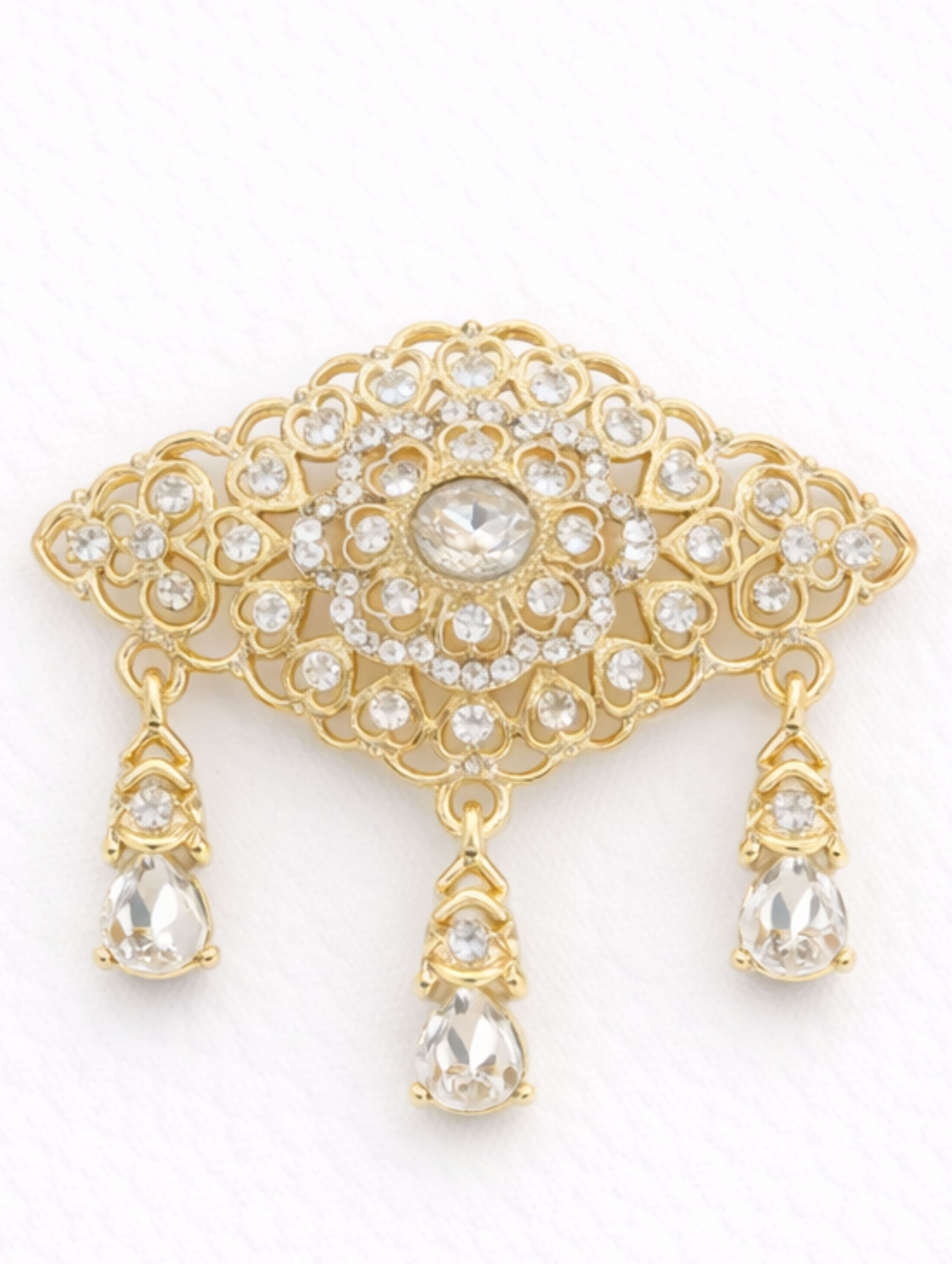 Gouden broche met heldere stenen in Marokkaanse stijl, uitgevoerd in goudkleurige afwerking met transparante stenen, geschikt voor feestelijke en stijlvolle gelegenheden.