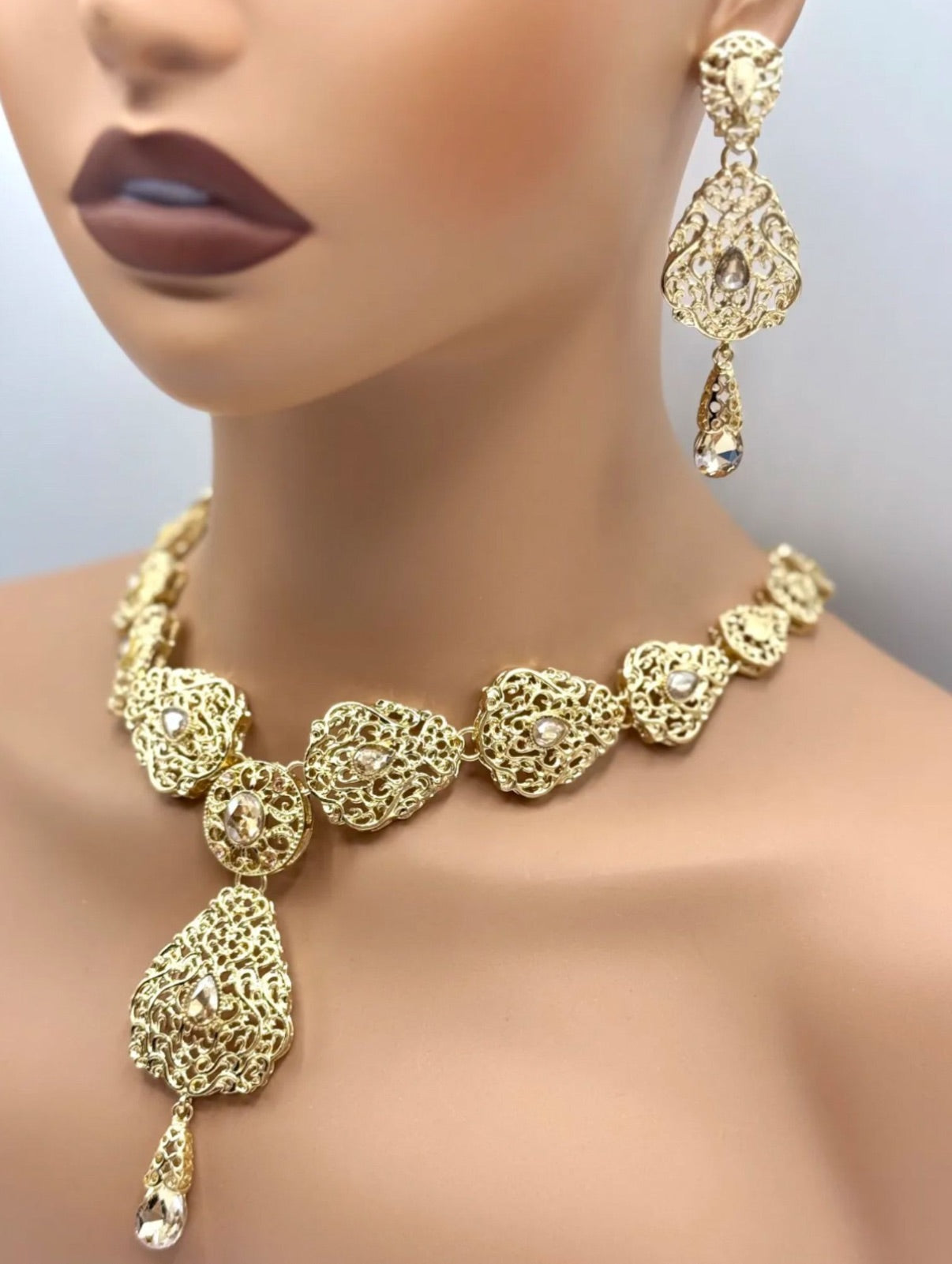 Elegante gouden ketting met oorbellen met gouden stenen, ideaal bij een takshita of feestelijke outfit.