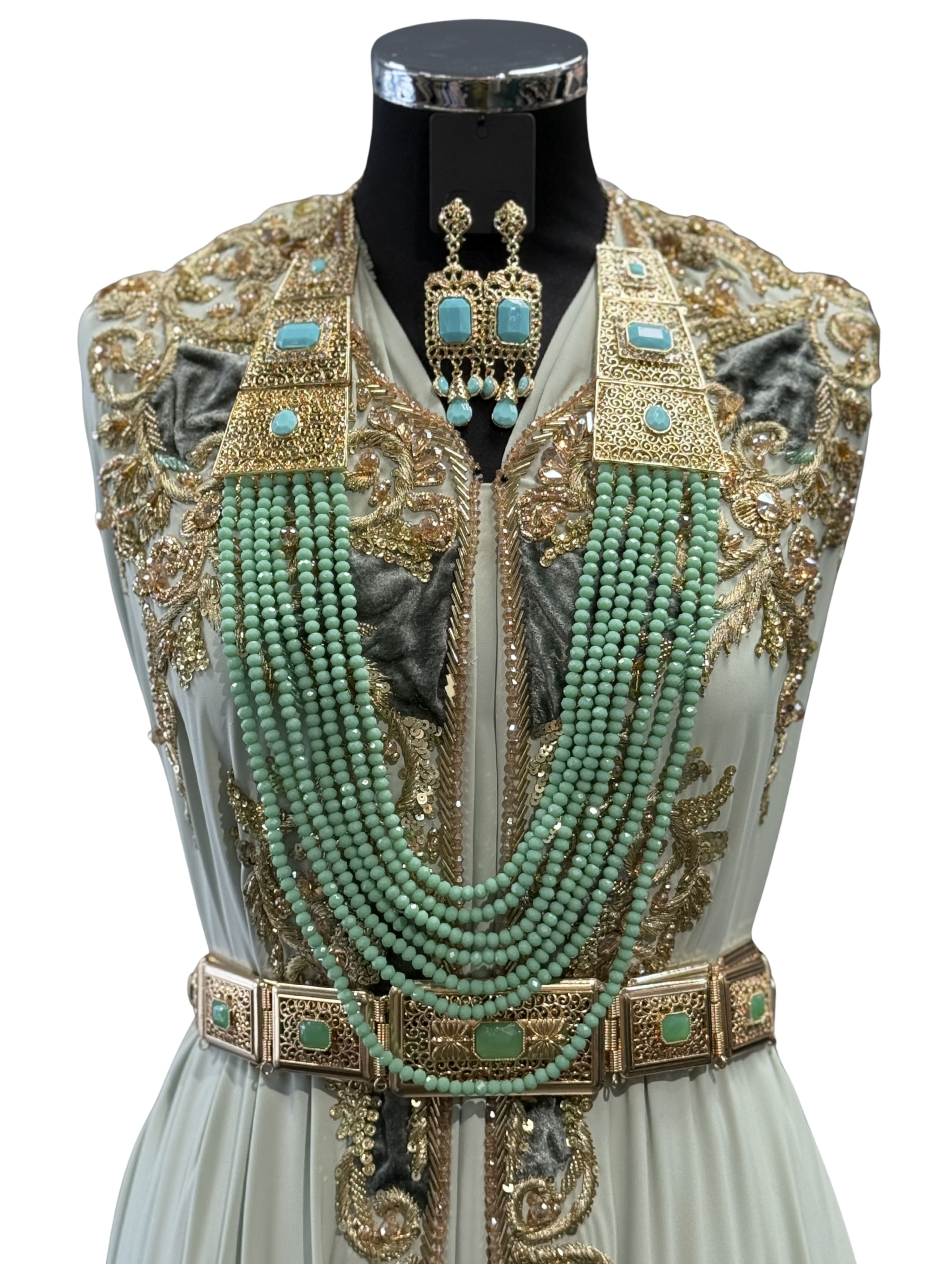 Gouden ketting met turquoise stenen en mintgroene kralen met bijpassende oorbellen op witte achtergrond