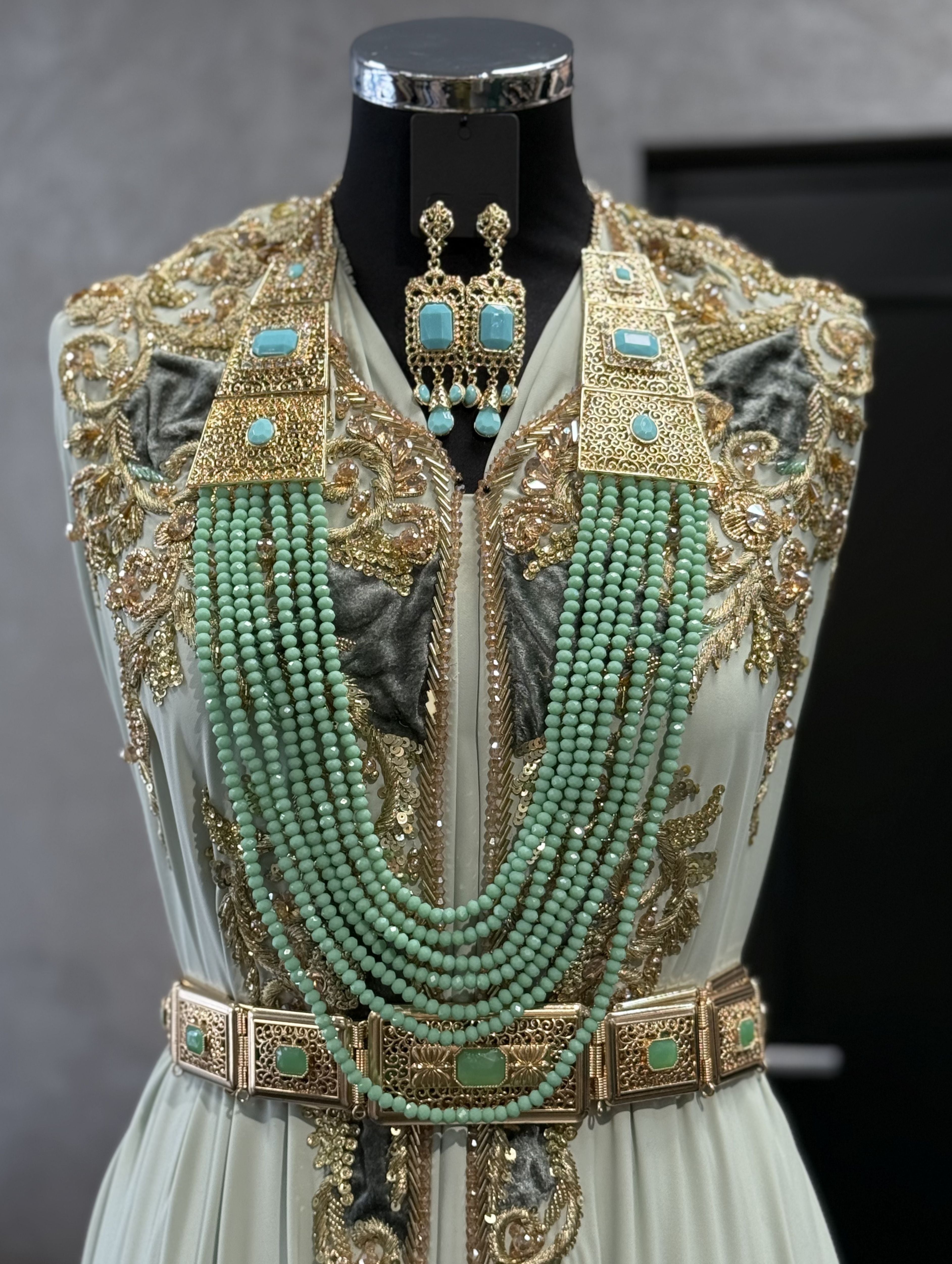 Gouden ketting met turquoise stenen en mintgroene kralen met bijpassende oorbellen