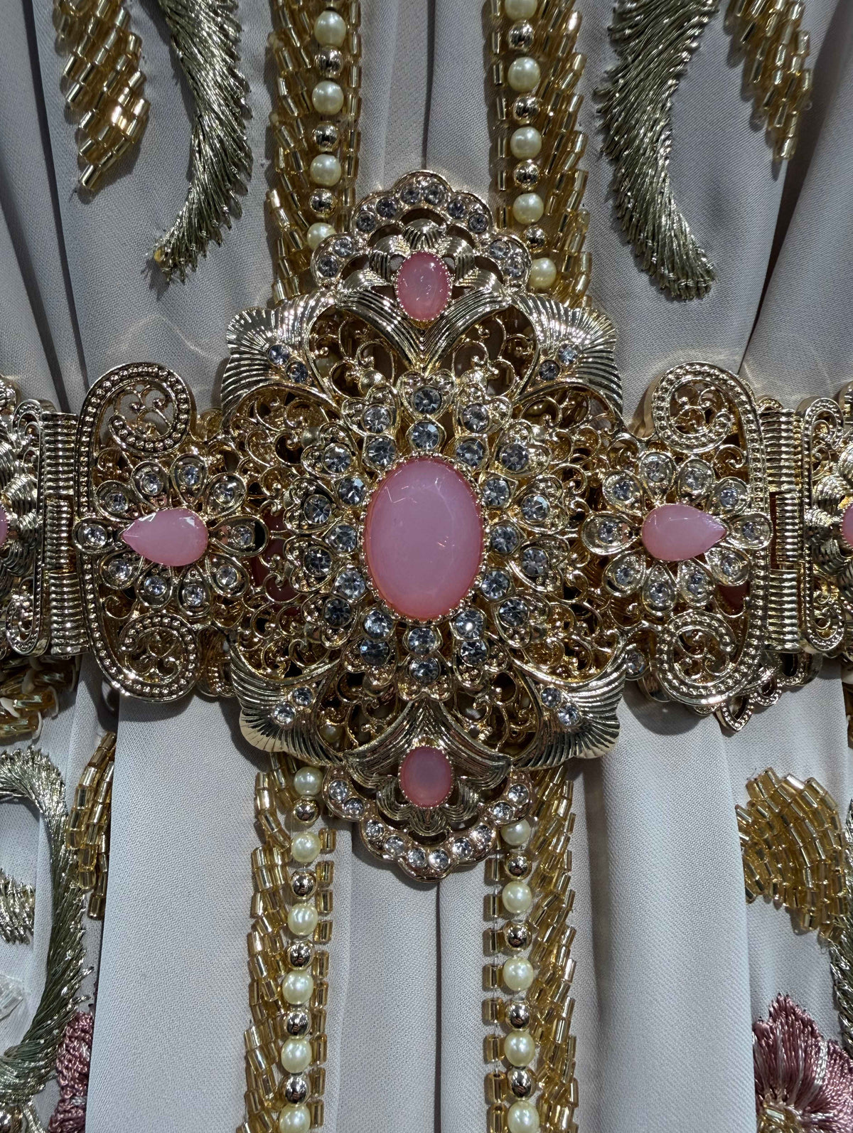 Marokkaanse gouden mdamma riem met oudroze stenen, geschikt voor een kaftan, takshita of galajurk.