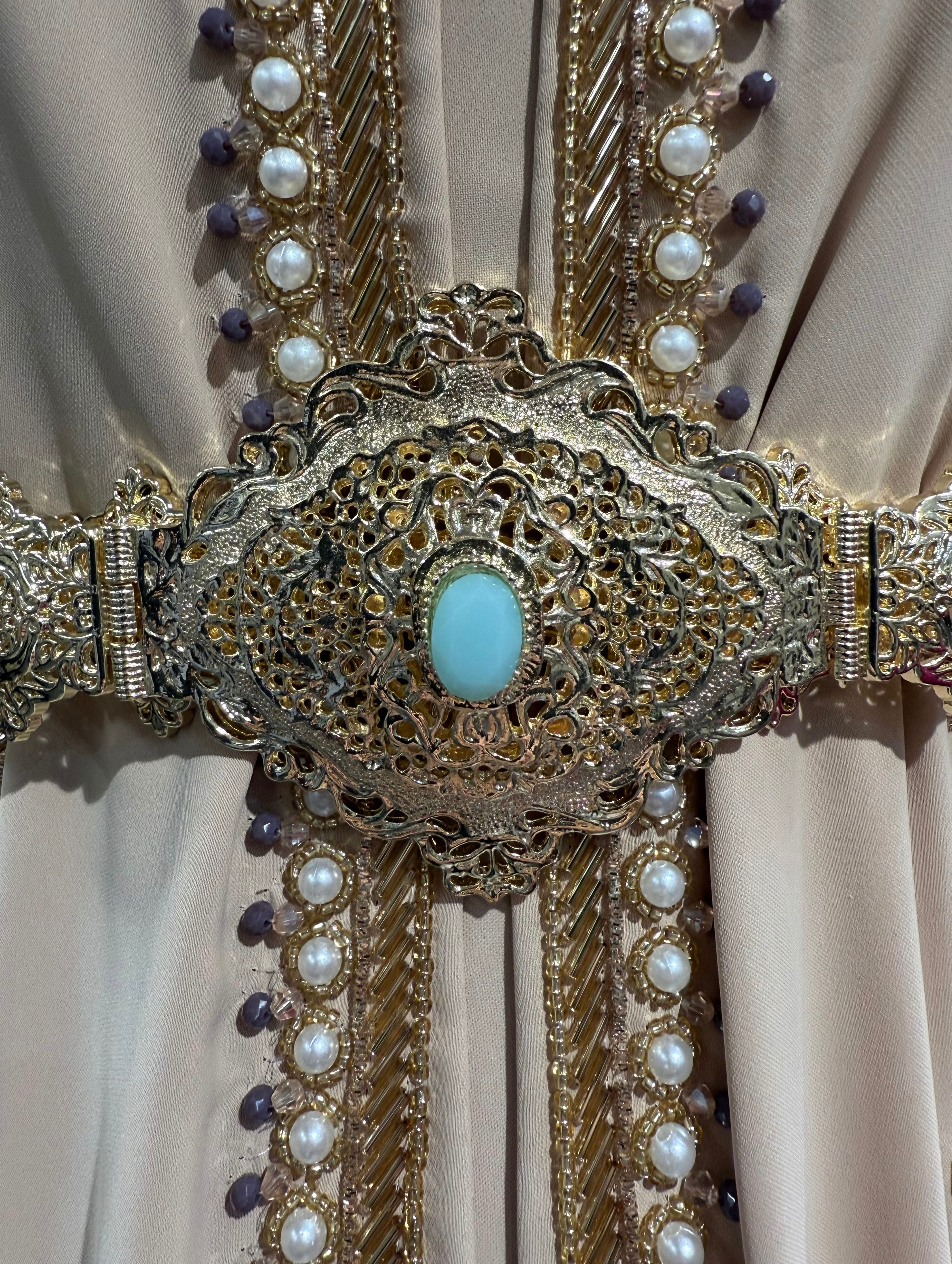 Close-up van pastelblauwe stenen op een gouden mdamma riem