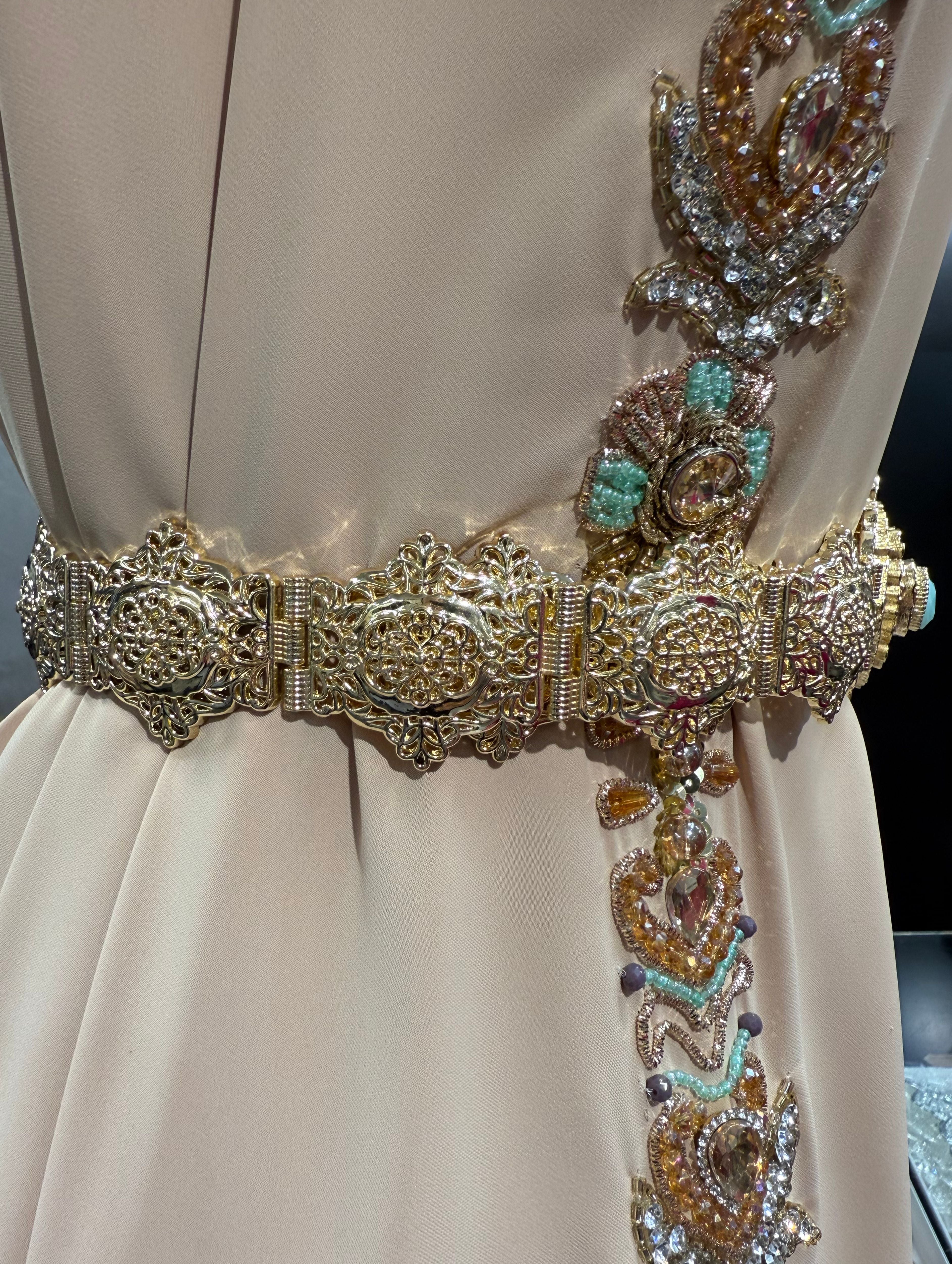 Zijaanzicht van gouden mdamma riem met pastelblauwe stenen