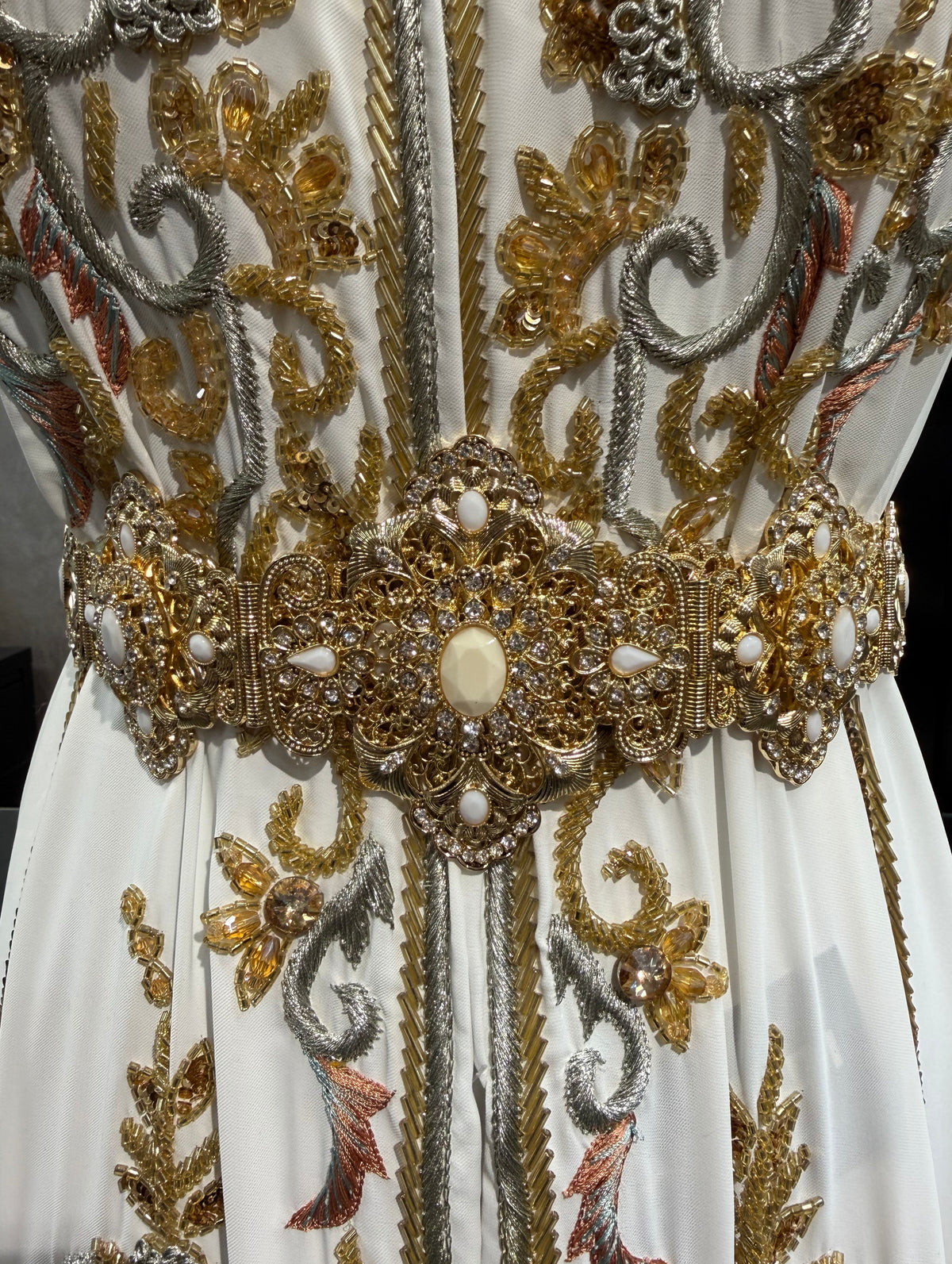 Marokkaanse gouden mdamma riem met witte stenen, geschikt voor een kaftan, takshita of galajurk.
