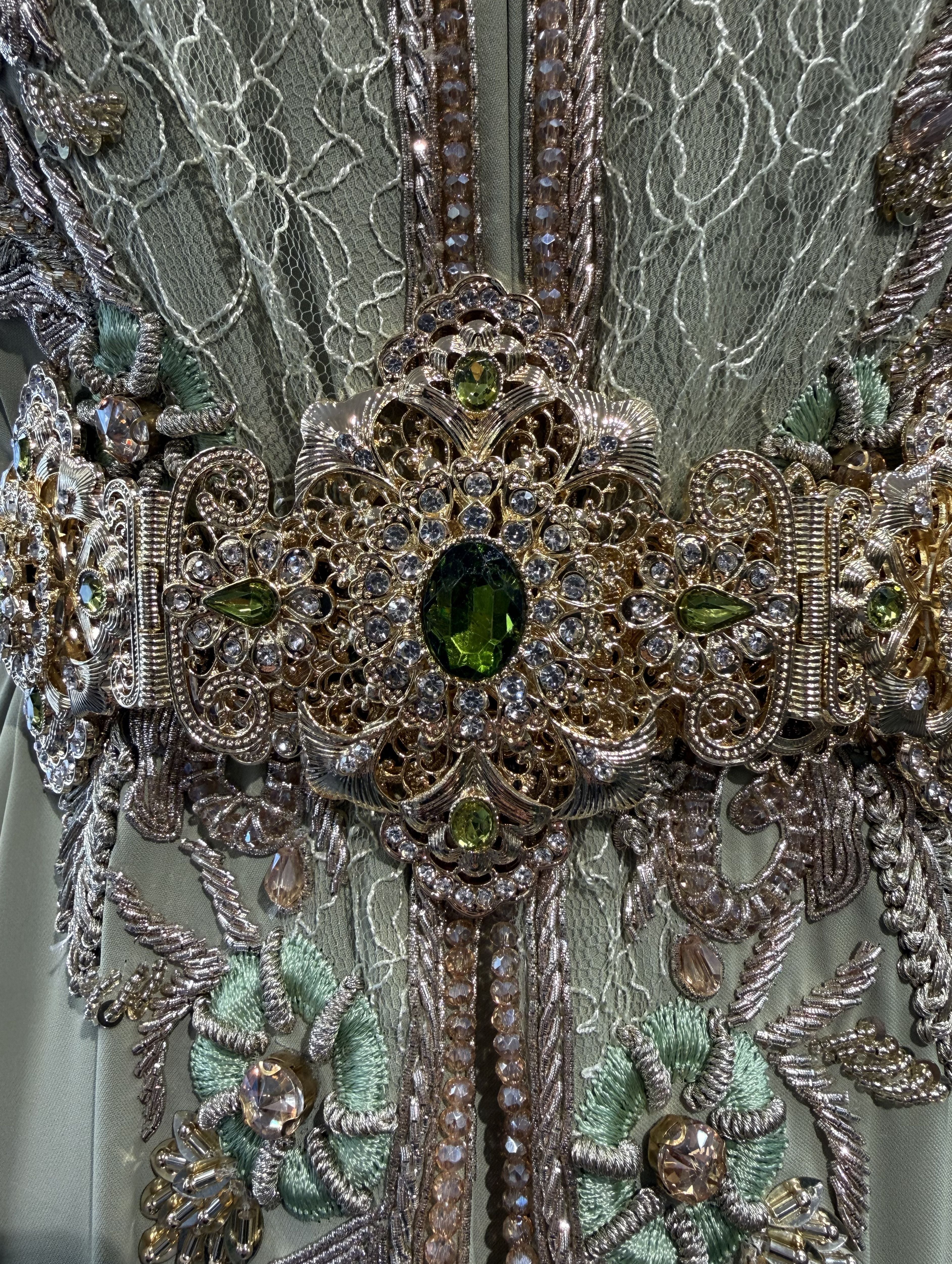 Close-up van pistachegroene stenen op gouden riem
