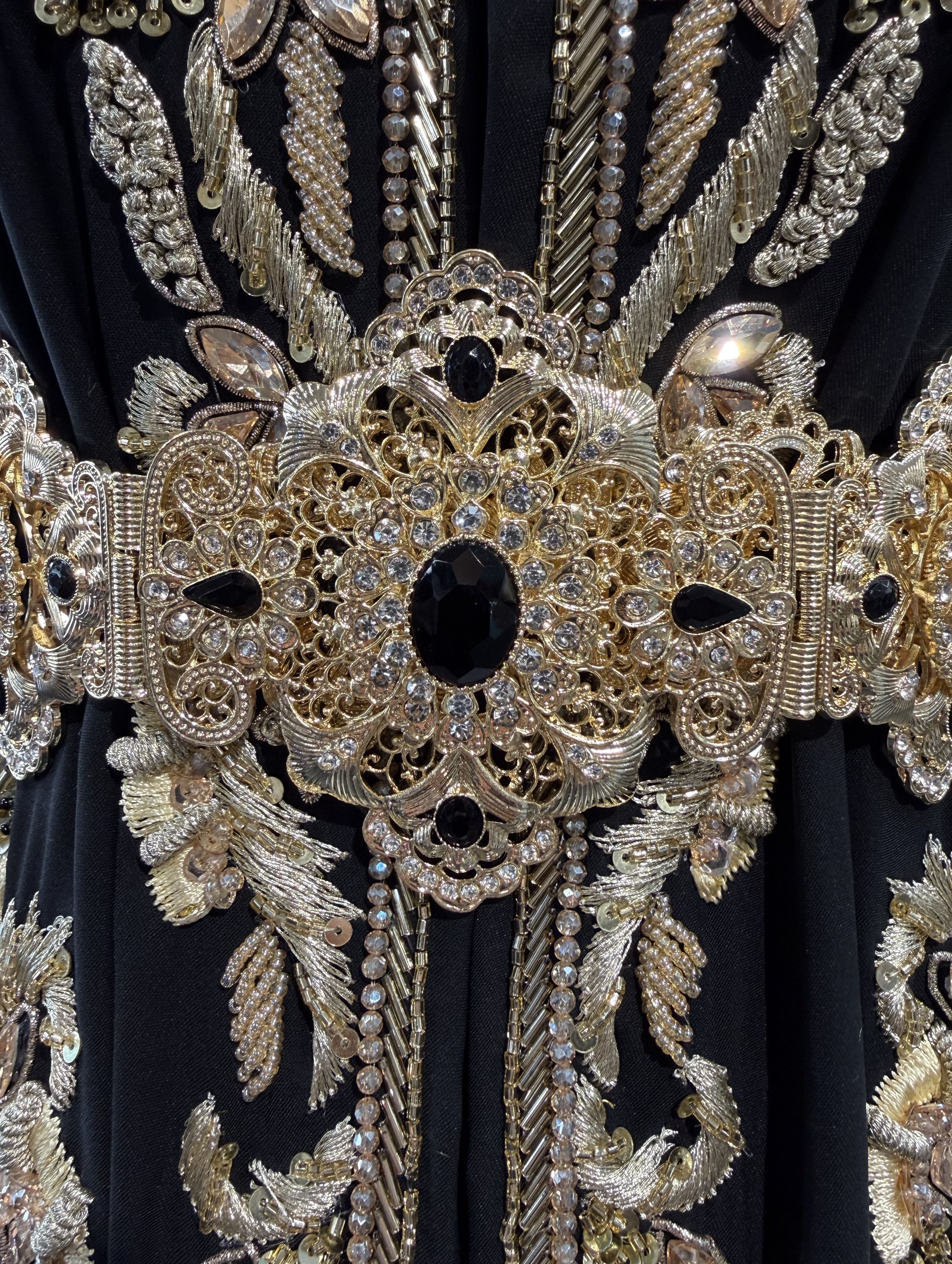 Close-up van zwarte stenen op gouden riem