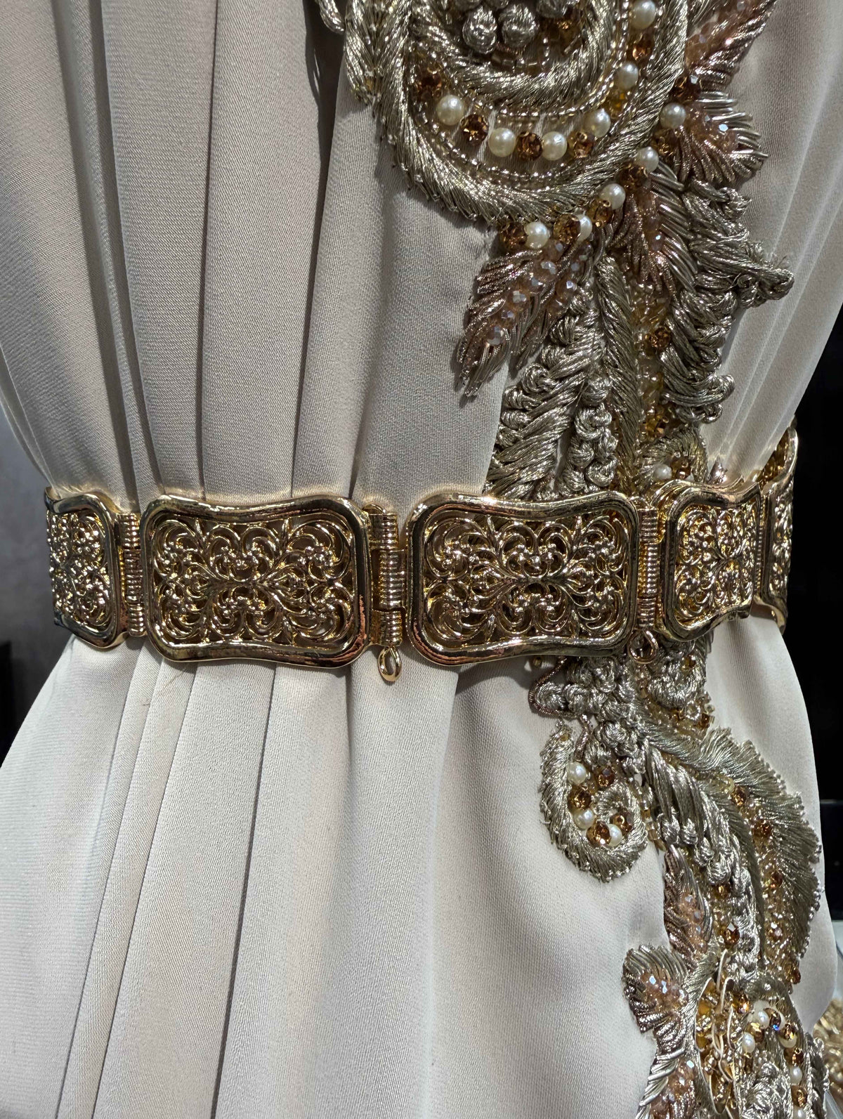 Gouden Marokkaanse mdamma riem zonder stenen, geschikt voor een kaftan, takshita of galajurk.