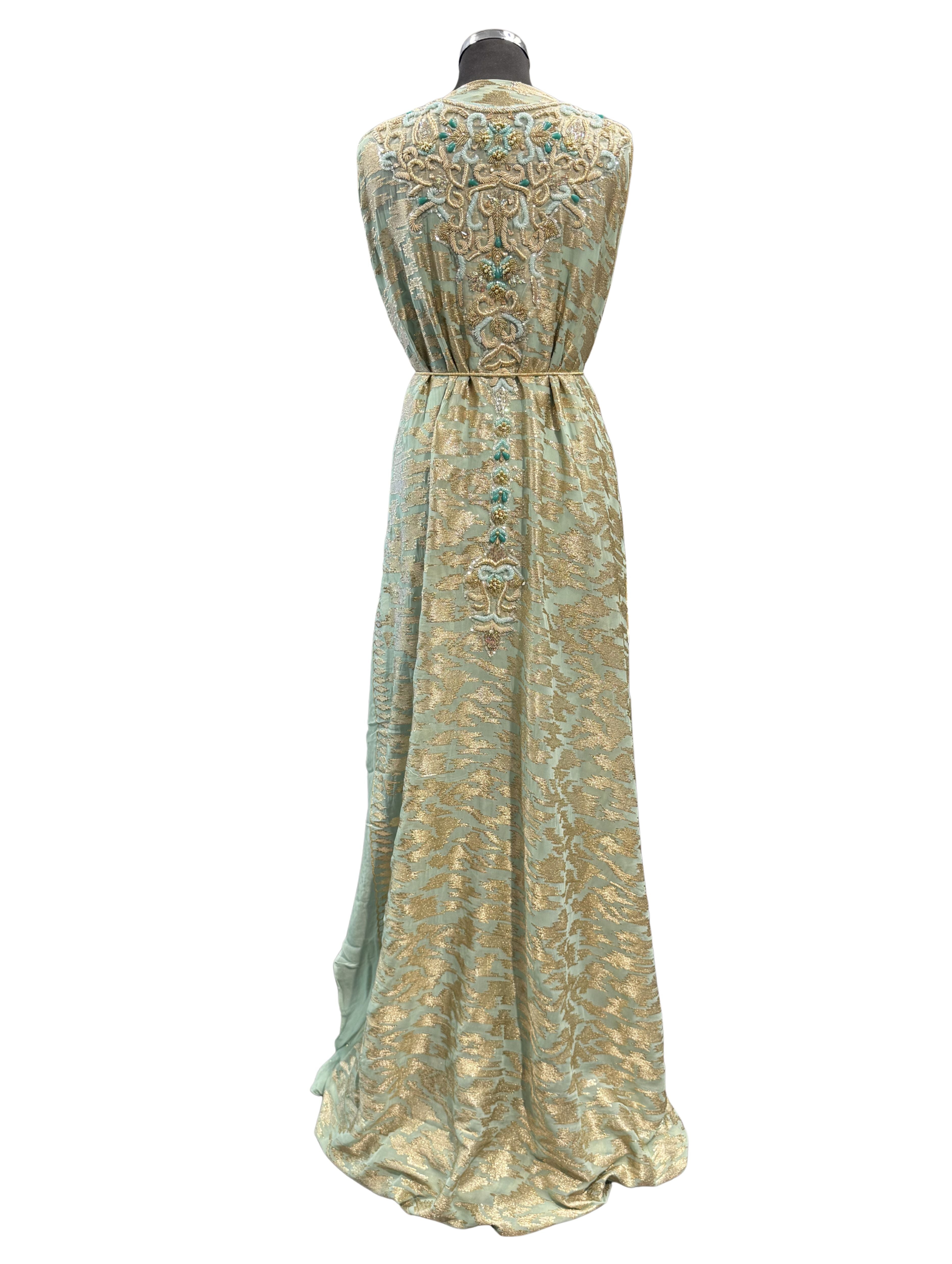 Jadegroene caftan stof met goudborduursel, steentjes, turquoise kralen en pastelblauwe kralen.