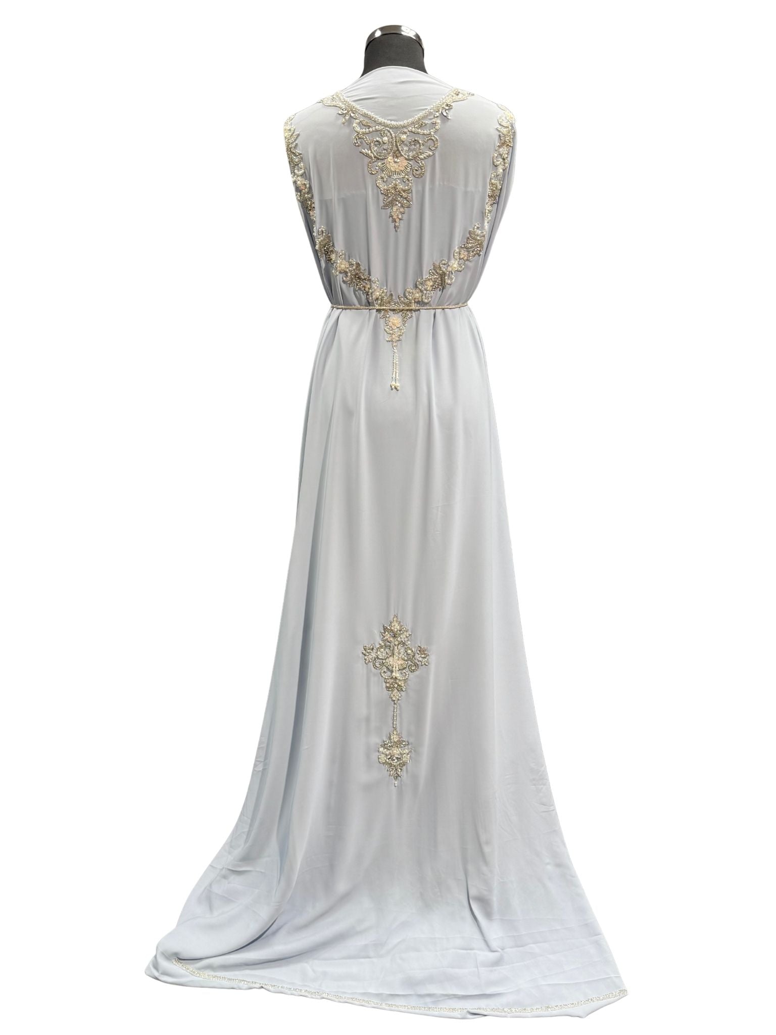 Luxe lichtblauwe caftan stof met elegante zilveren bewerking, ideaal voor takshita, kaftan of feestelijke Marokkaanse jurken.