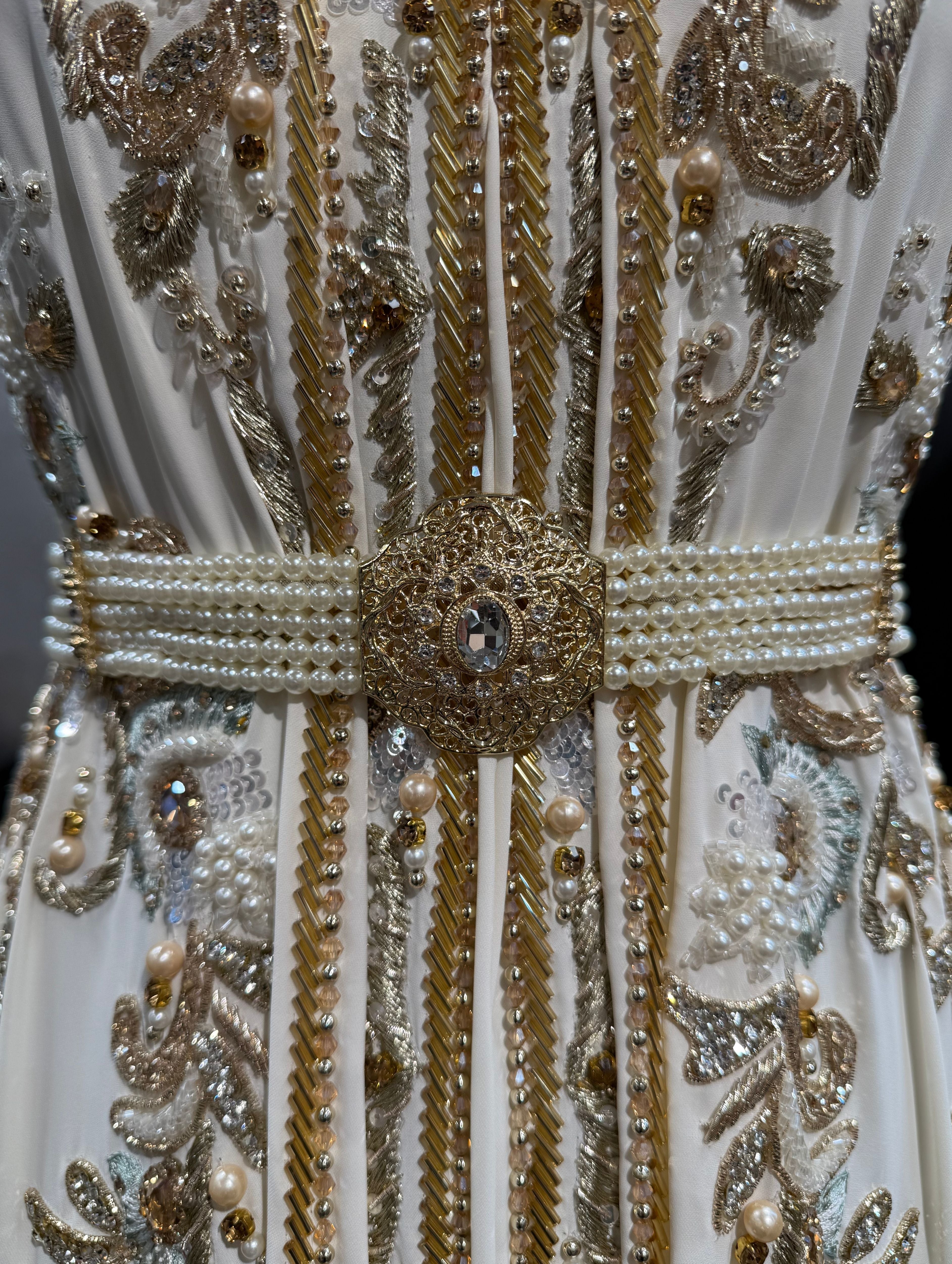 Marokkaanse taqlidi parelriem met parels en heldere stenen in goudkleur