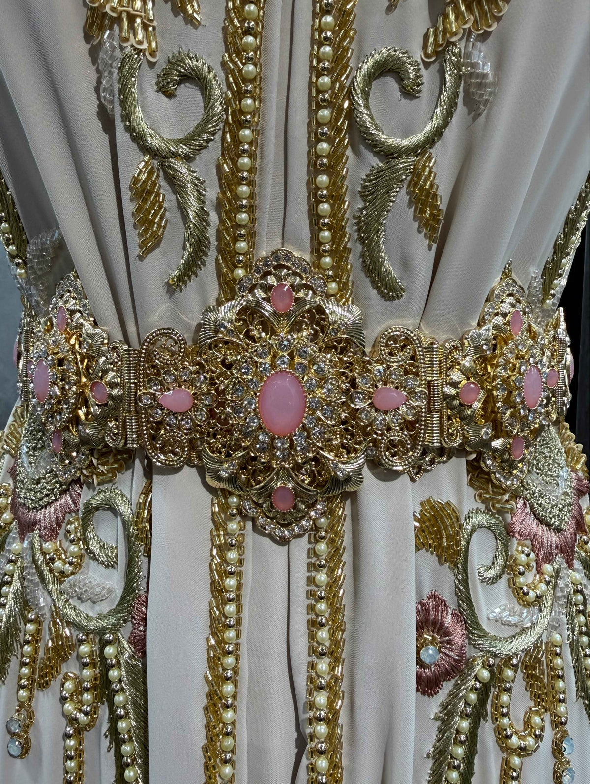 Marokkaanse gouden mdamma riem met oudroze stenen, geschikt voor een kaftan, takshita of galajurk.