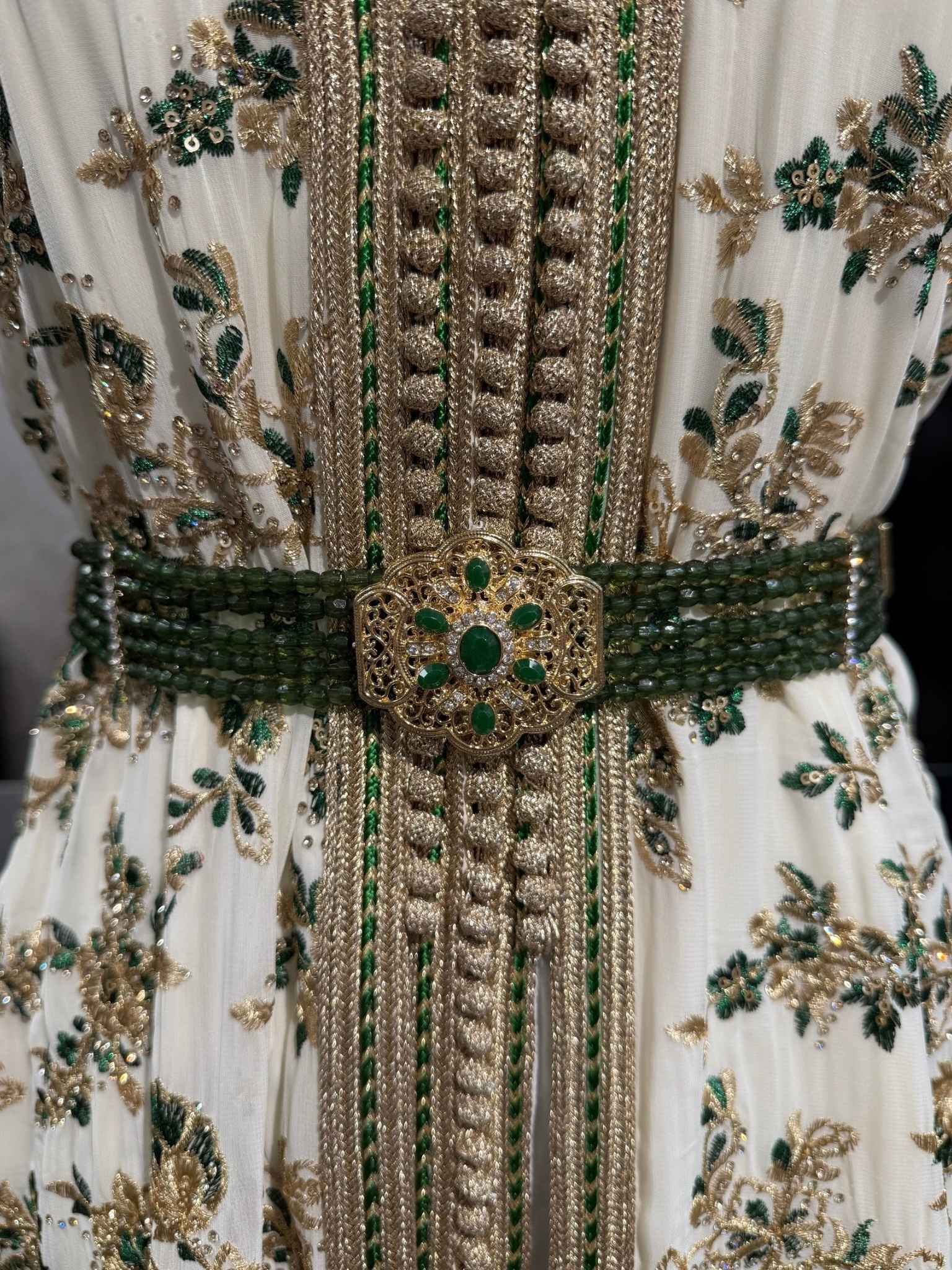 Groene Marokkaanse mamma riem met gouden afwerking voor caftan of takshita.
