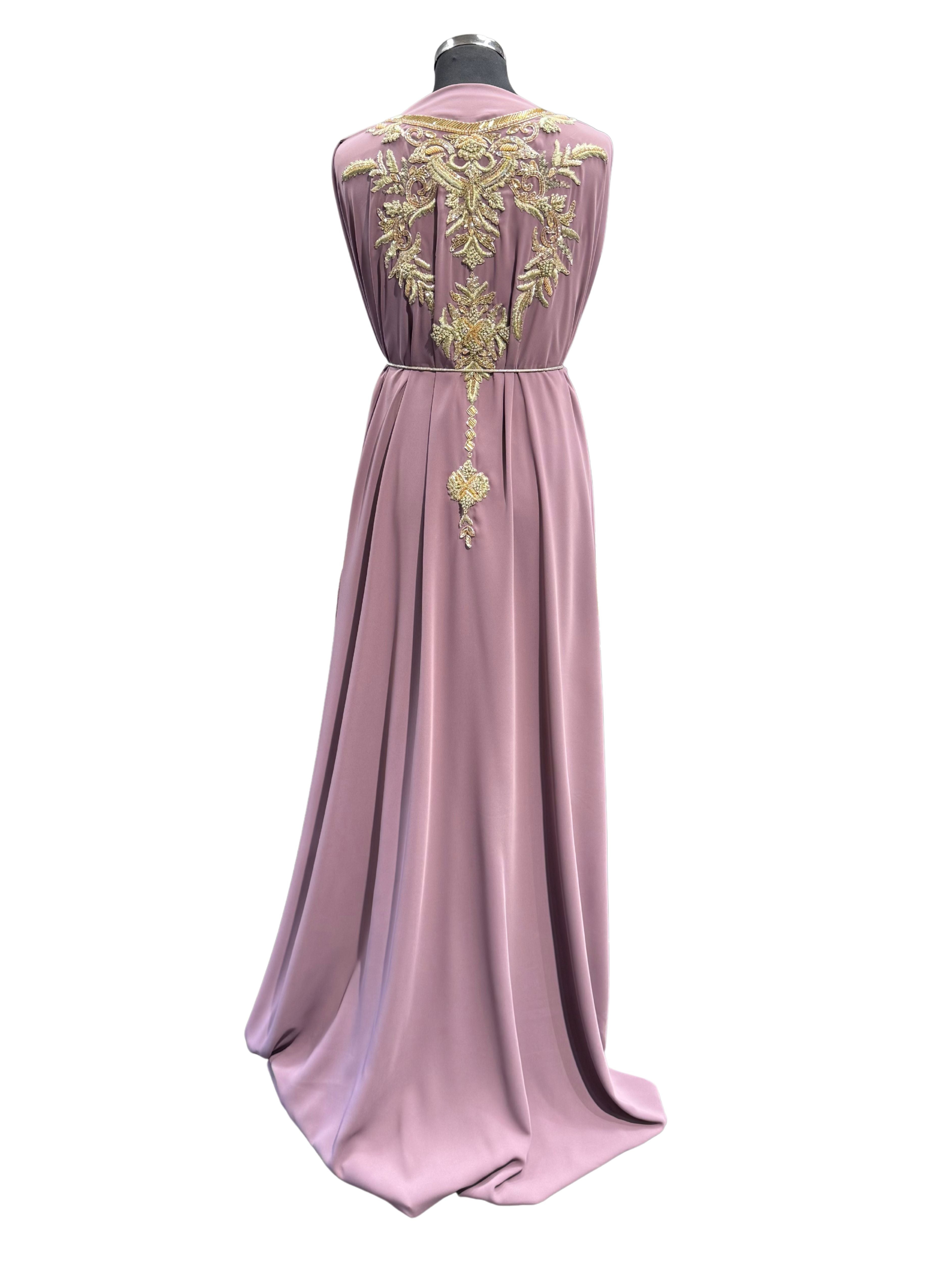 Achterkant van mauve roze crêpe stof voor takshita met egale structuur en soepel vallende crêpe stof.