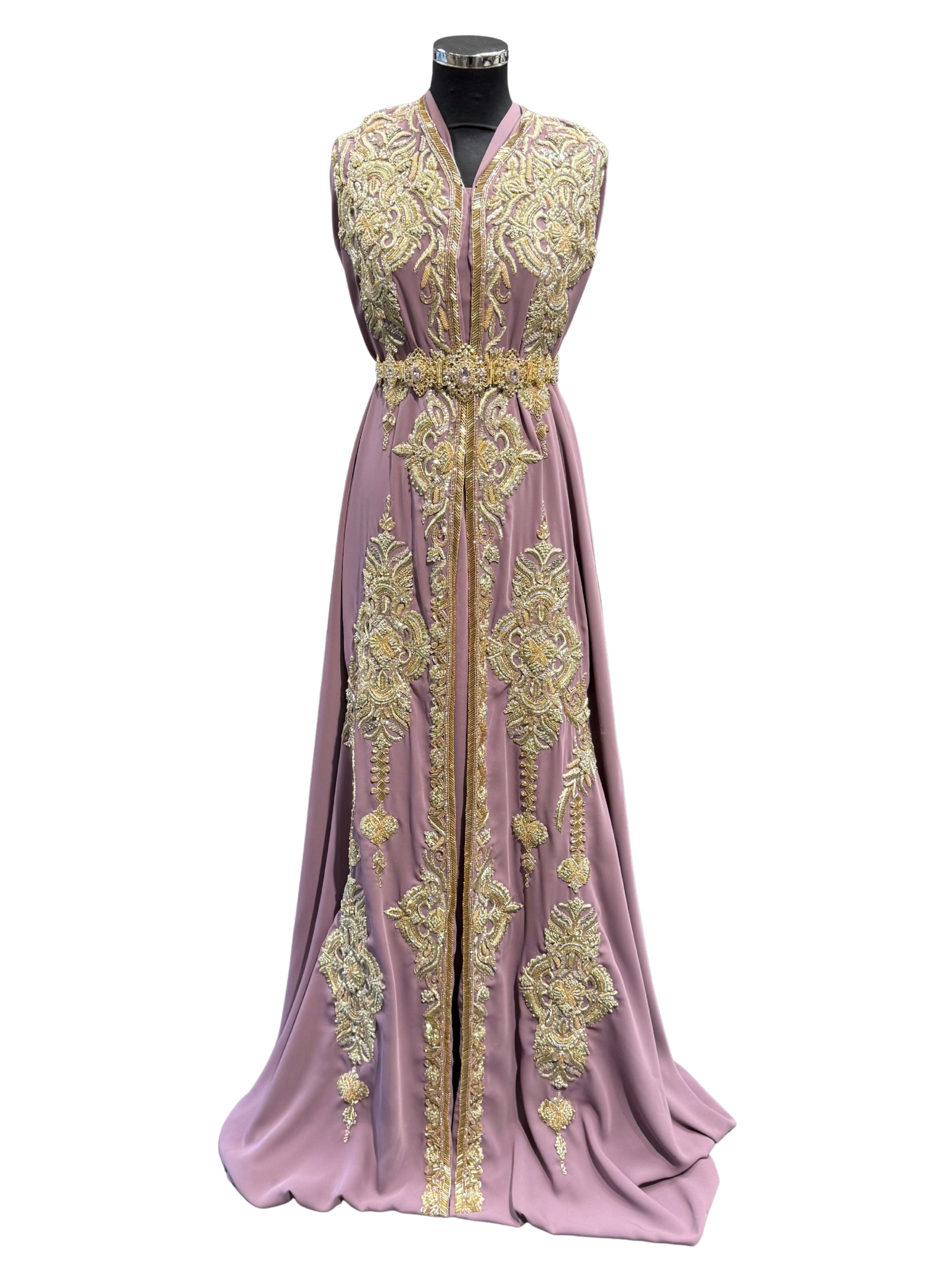 Voorkant van mauve roze crêpe stof voor takshita met gouden bewerking op een soepel vallende stof.