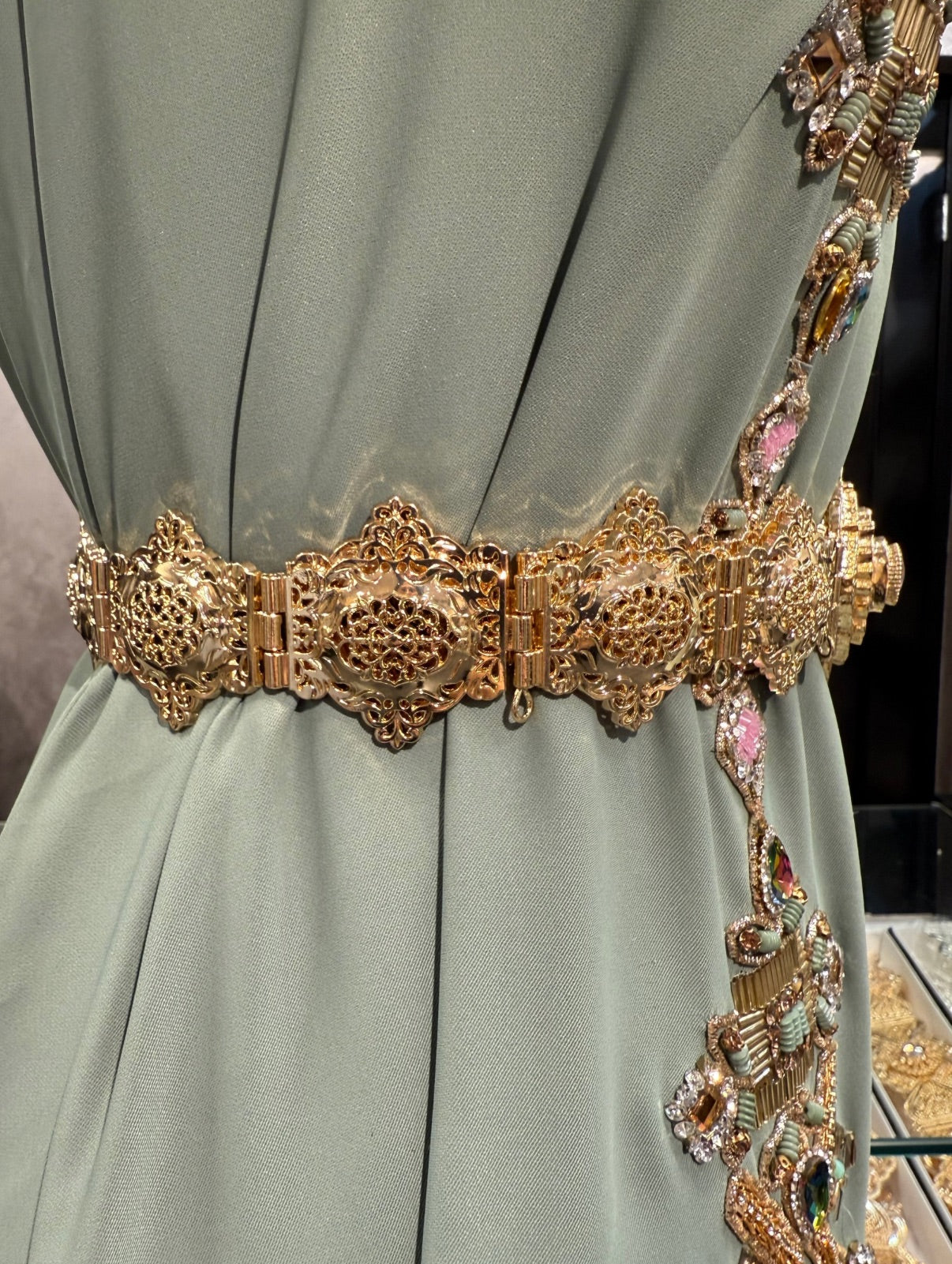 Marokkaanse taqlidi mdamma riem met roze stenen en gouden details