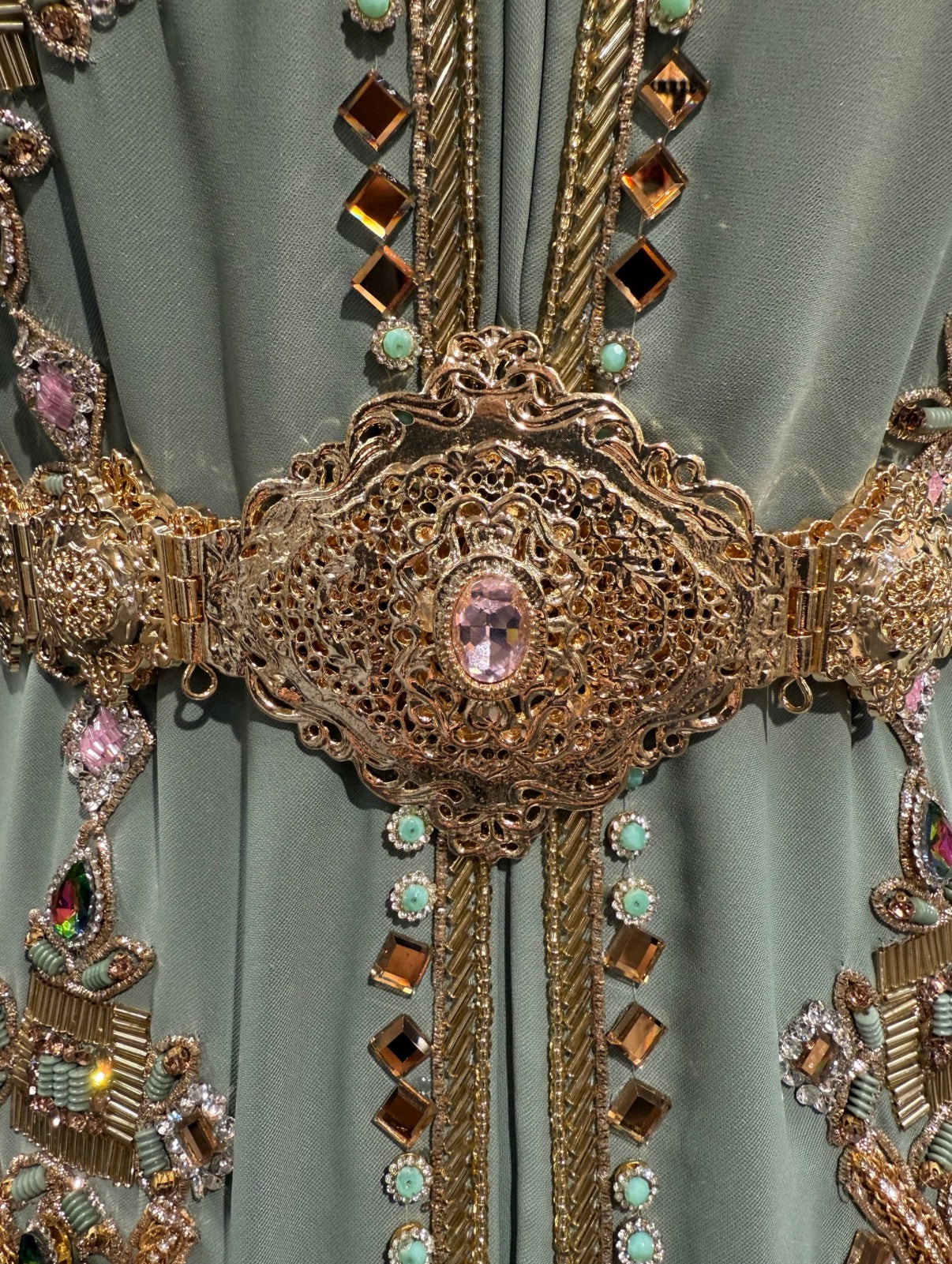 Marokkaanse taqlidi mdamma riem met roze stenen en gouden details