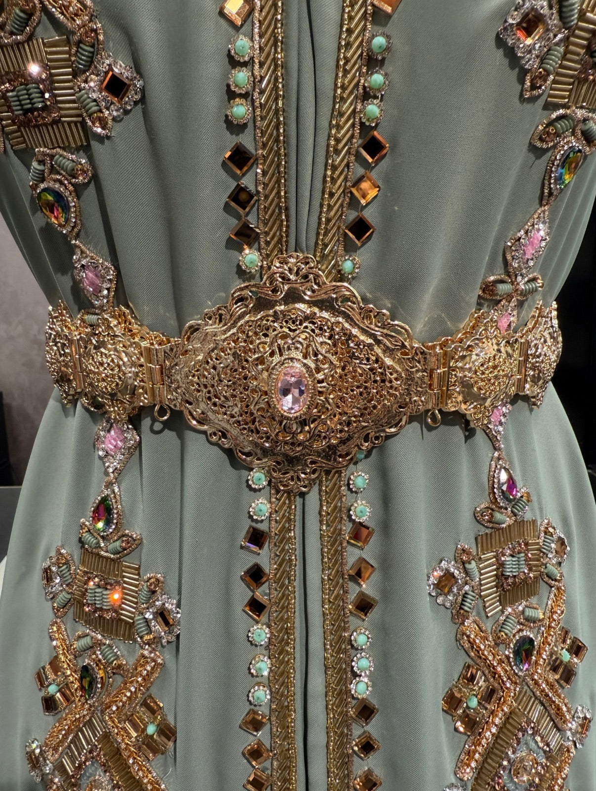 Marokkaanse taqlidi mdamma riem met roze stenen en gouden details