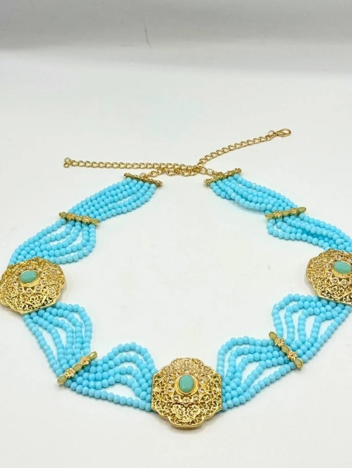 Marokkaanse mdamma riem met lichtblauwe facetkralen en gouden details