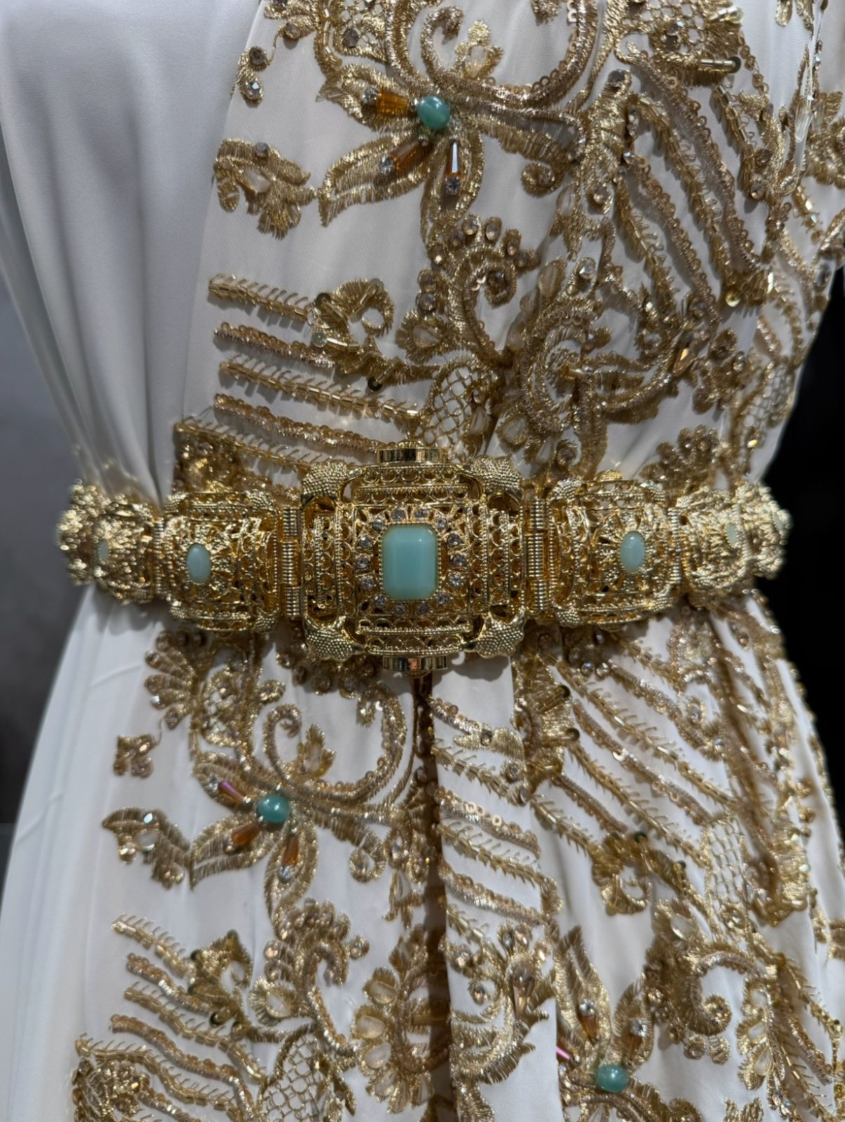 Marokkaanse taqlidi mdamma riem met pastelblauwe stenen en gouden details