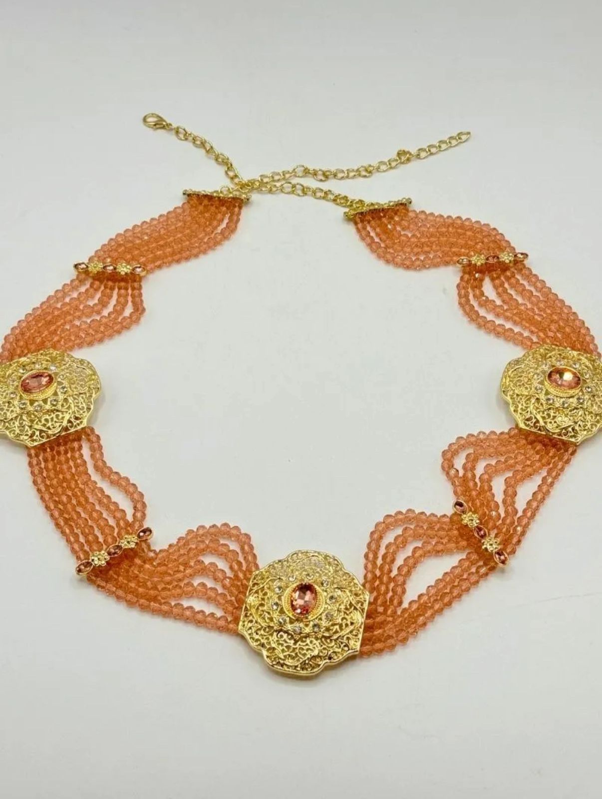 Marokkaanse mdamma riem met zalmkleurige facetkralen en gouden details