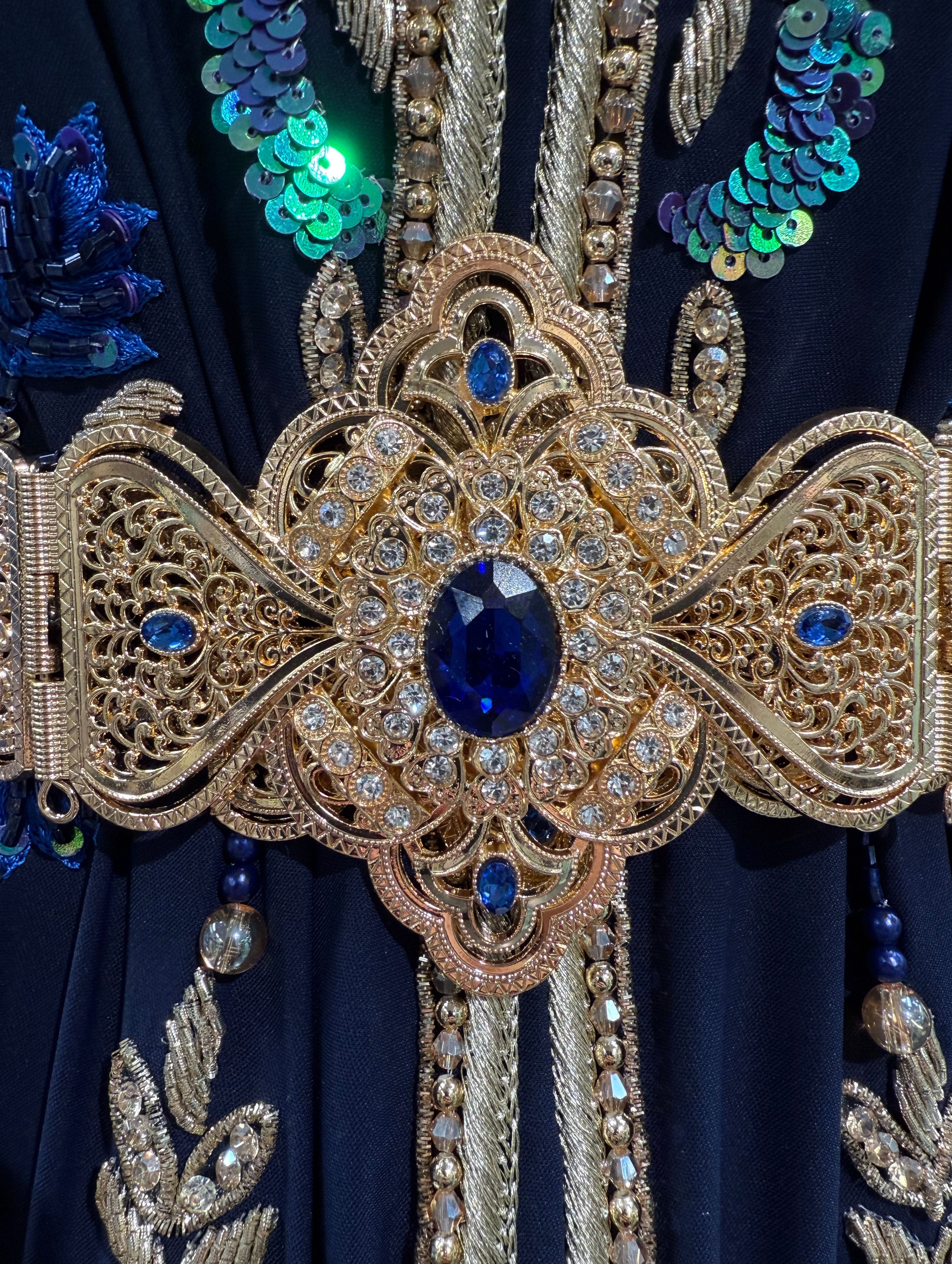 Close-up van kobaltblauwe stenen op mdamma taqlidi Marokkaanse riem in goud