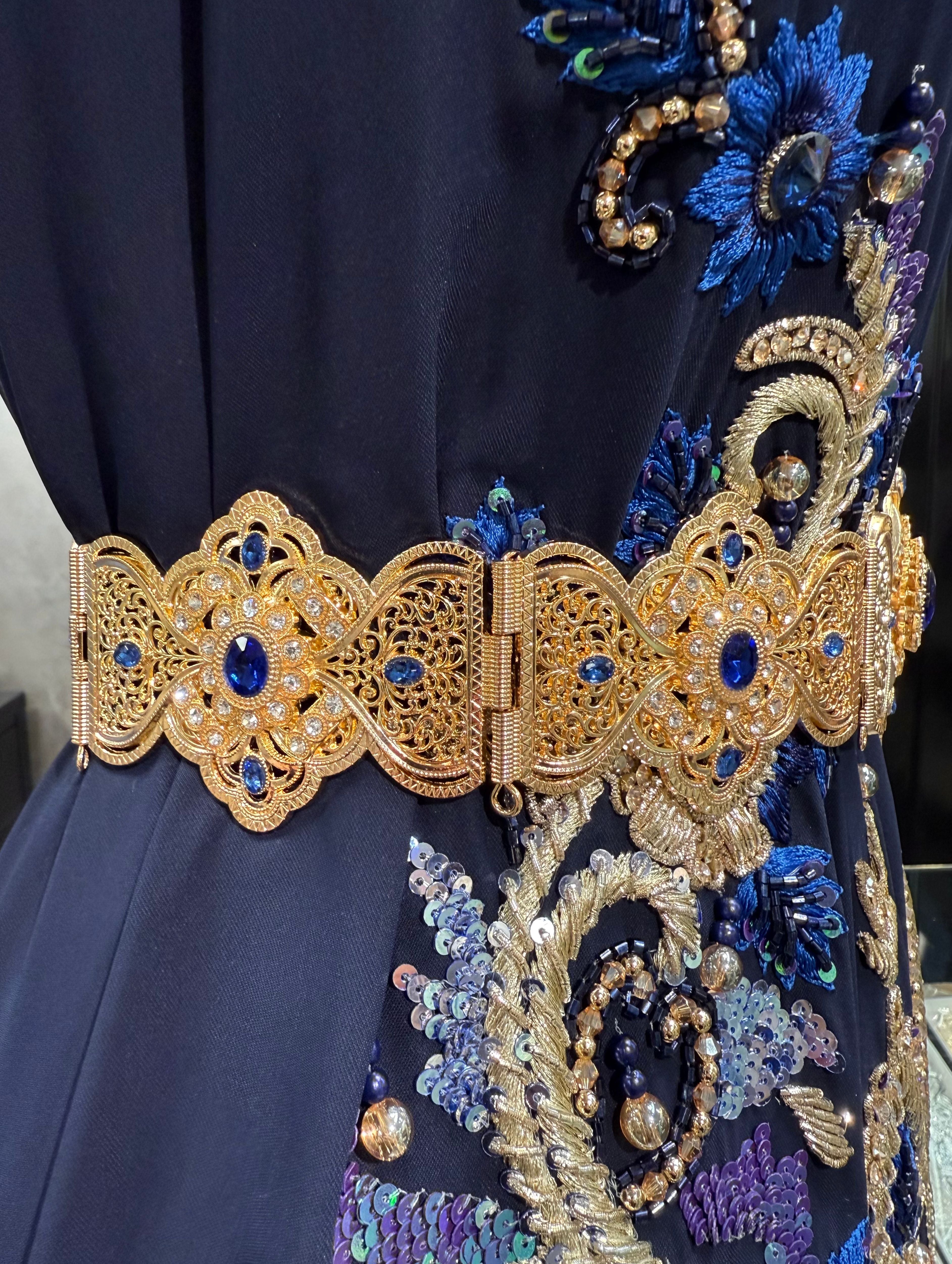 Zijaanzicht van mdamma taqlidi Marokkaanse riem in goud met kobaltblauwe stenen