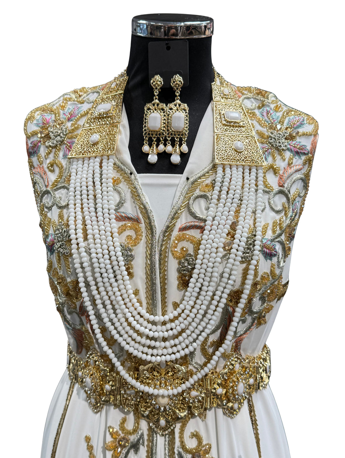 Gouden Marokkaanse kralenketting met witte stenen en bijpassende oorbellen voor een takshita of caftan