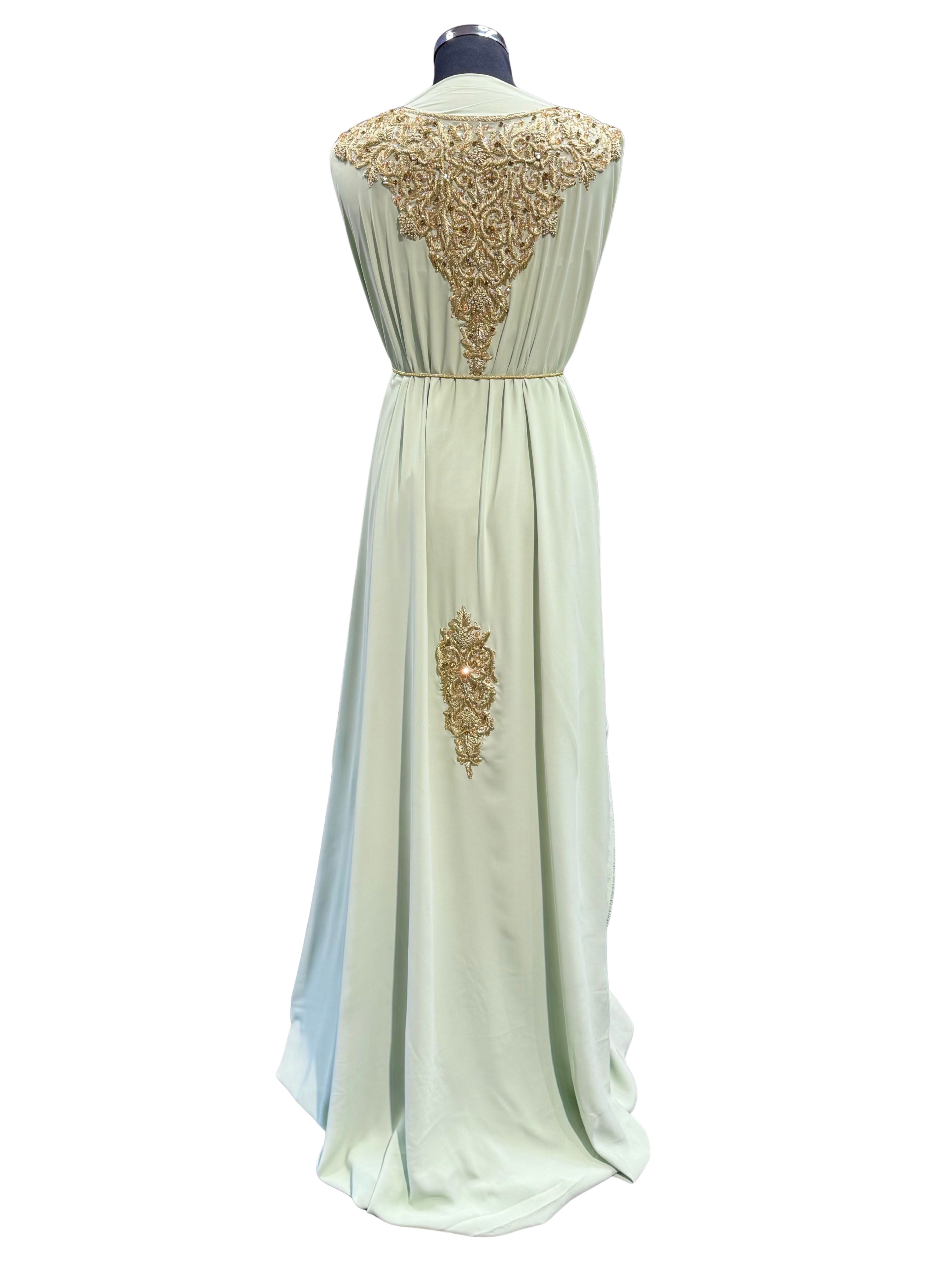 Achterkant van mintgroene caftan of takshita stof met gouden borduursel, kraaltjes en steentjes