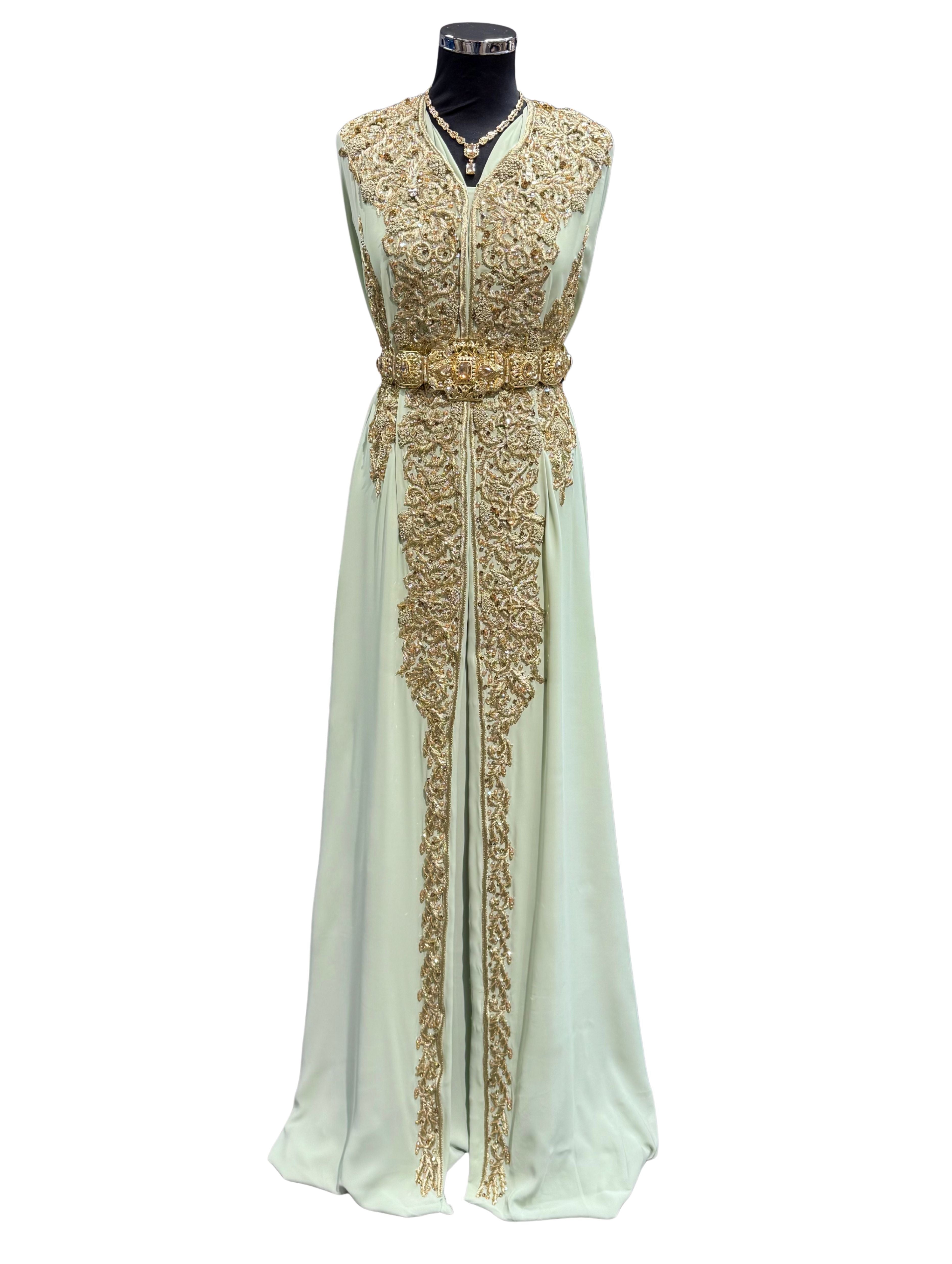 Voorkant van mintgroene caftan of takshita stof met gouden borduursel, kraaltjes en steentjes