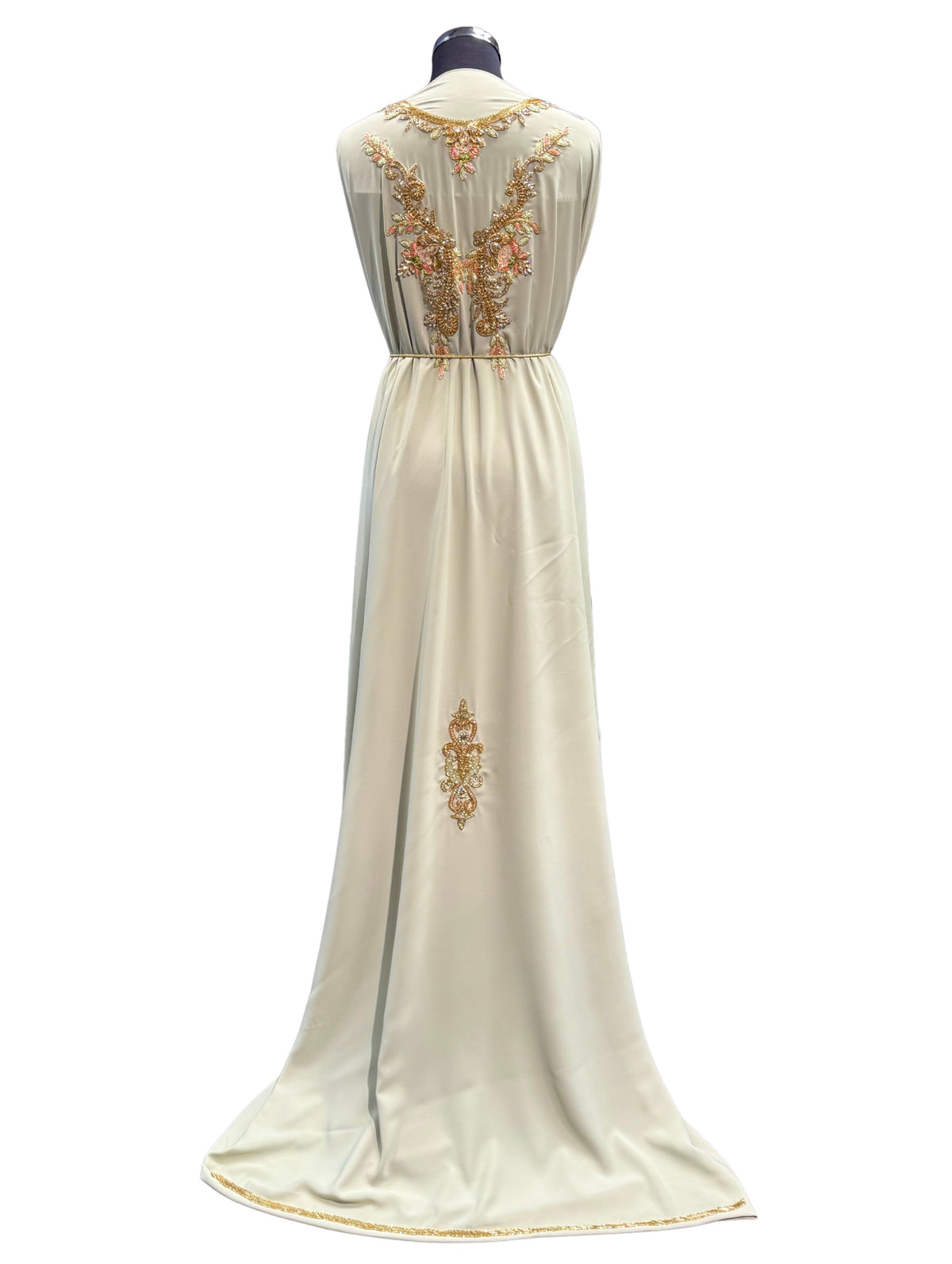 Mintgroene crêpe caftan stof met gouden bewerking en zalmkleurige kraaltjes.