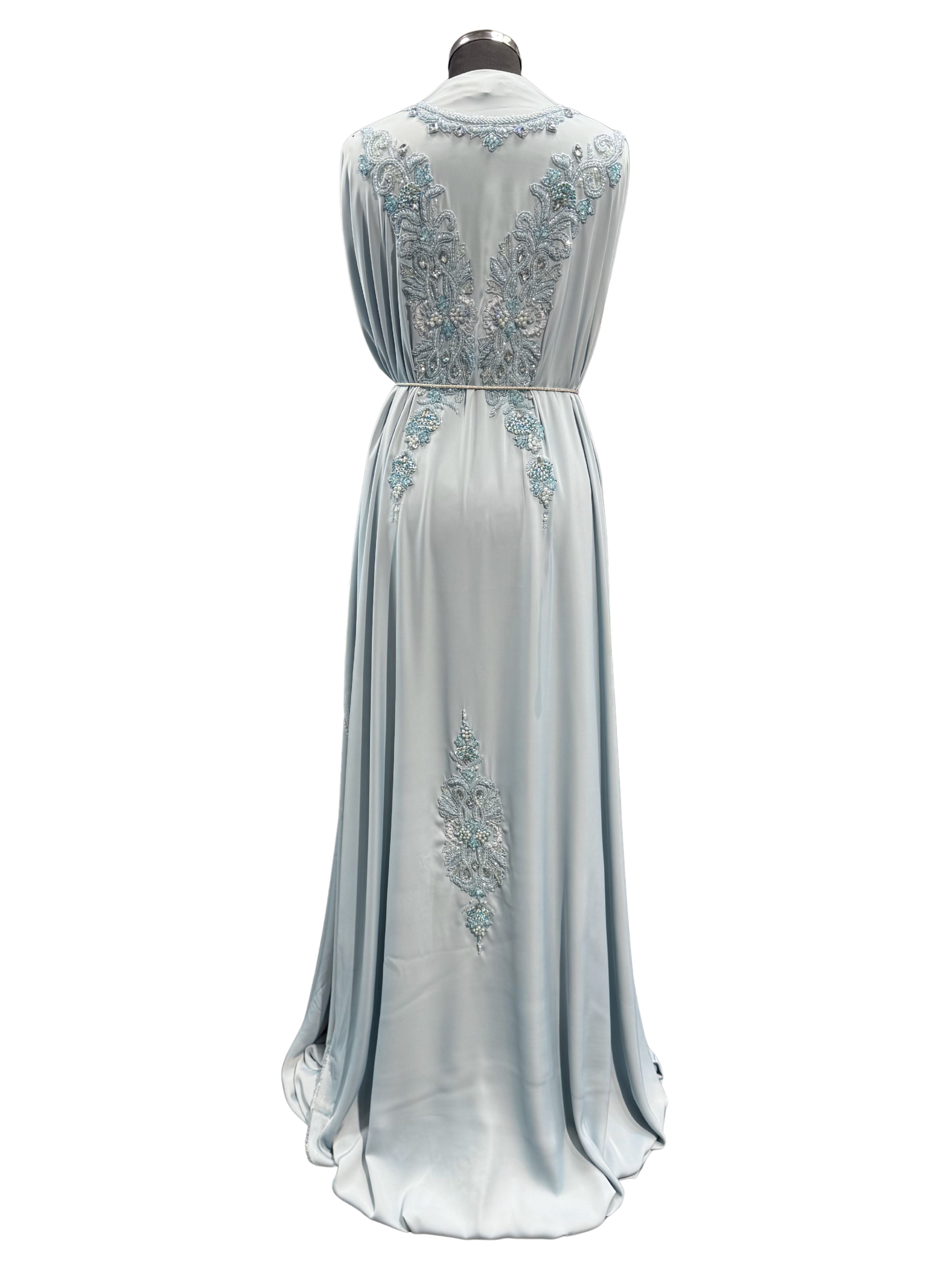 Luxe mistblauwe caftan stof met kralenborduursel en zilveren accenten