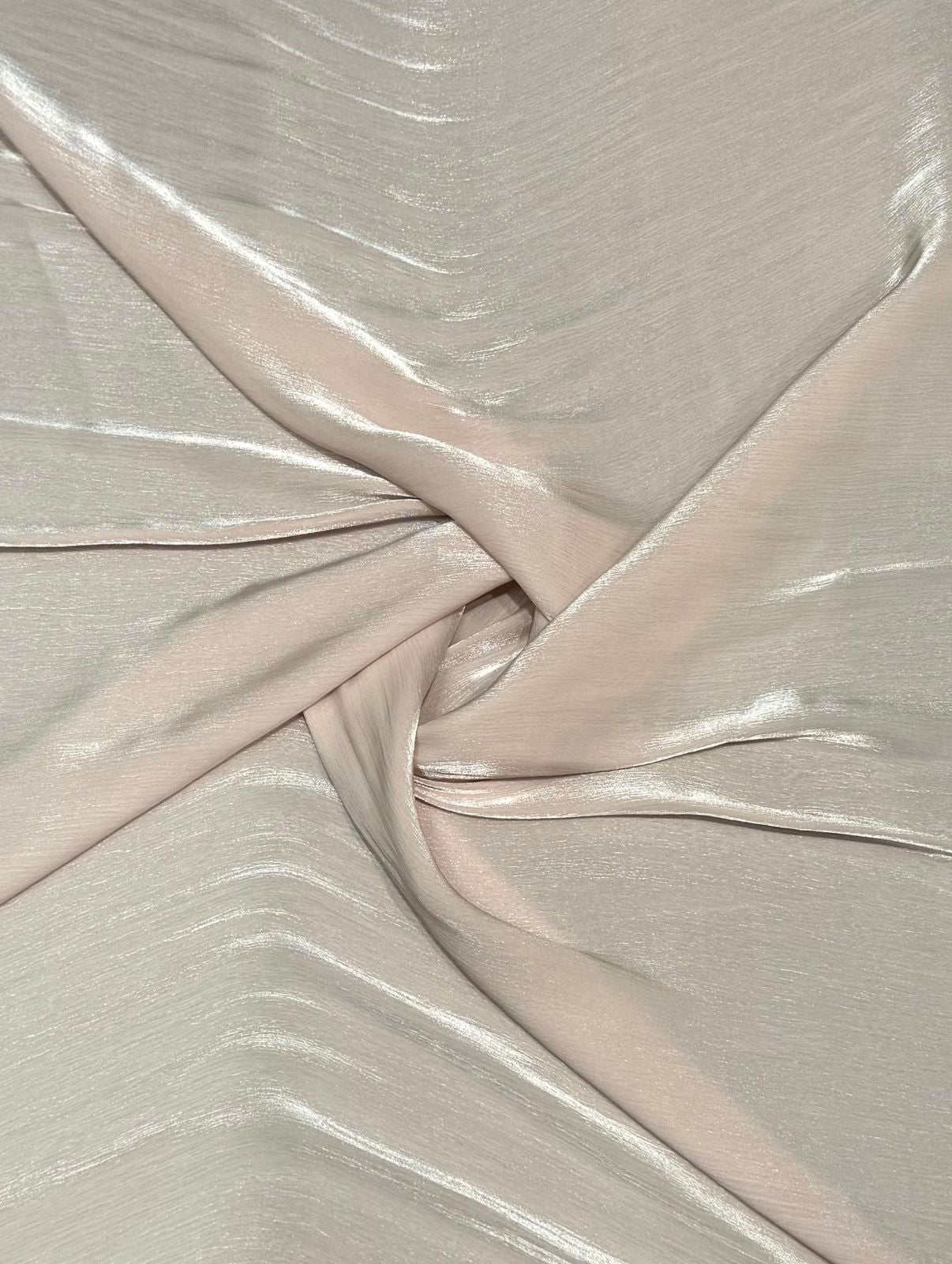 Poederroze organza stof, soepel vallend met glans, geschikt voor takshita, caftan en feestelijke kleding.