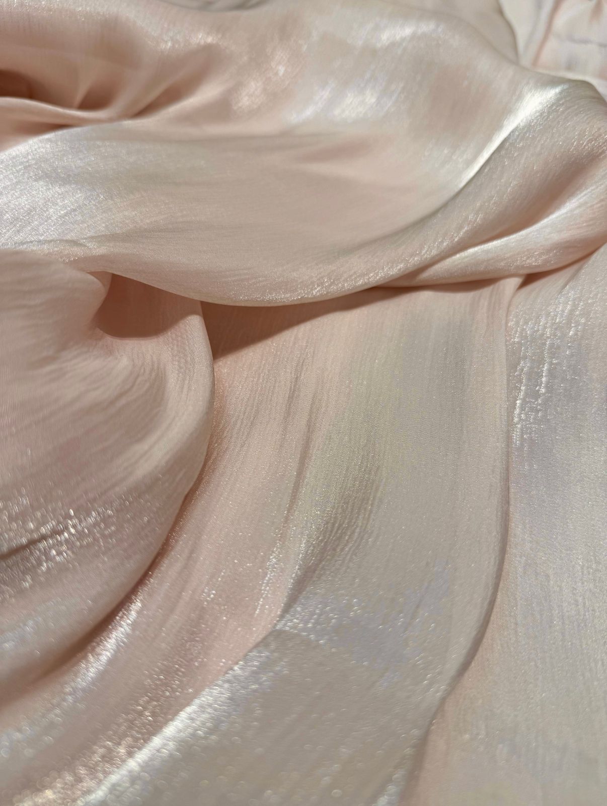 Poederroze organza stof, soepel vallend met glans, geschikt voor takshita, caftan en feestelijke kleding.