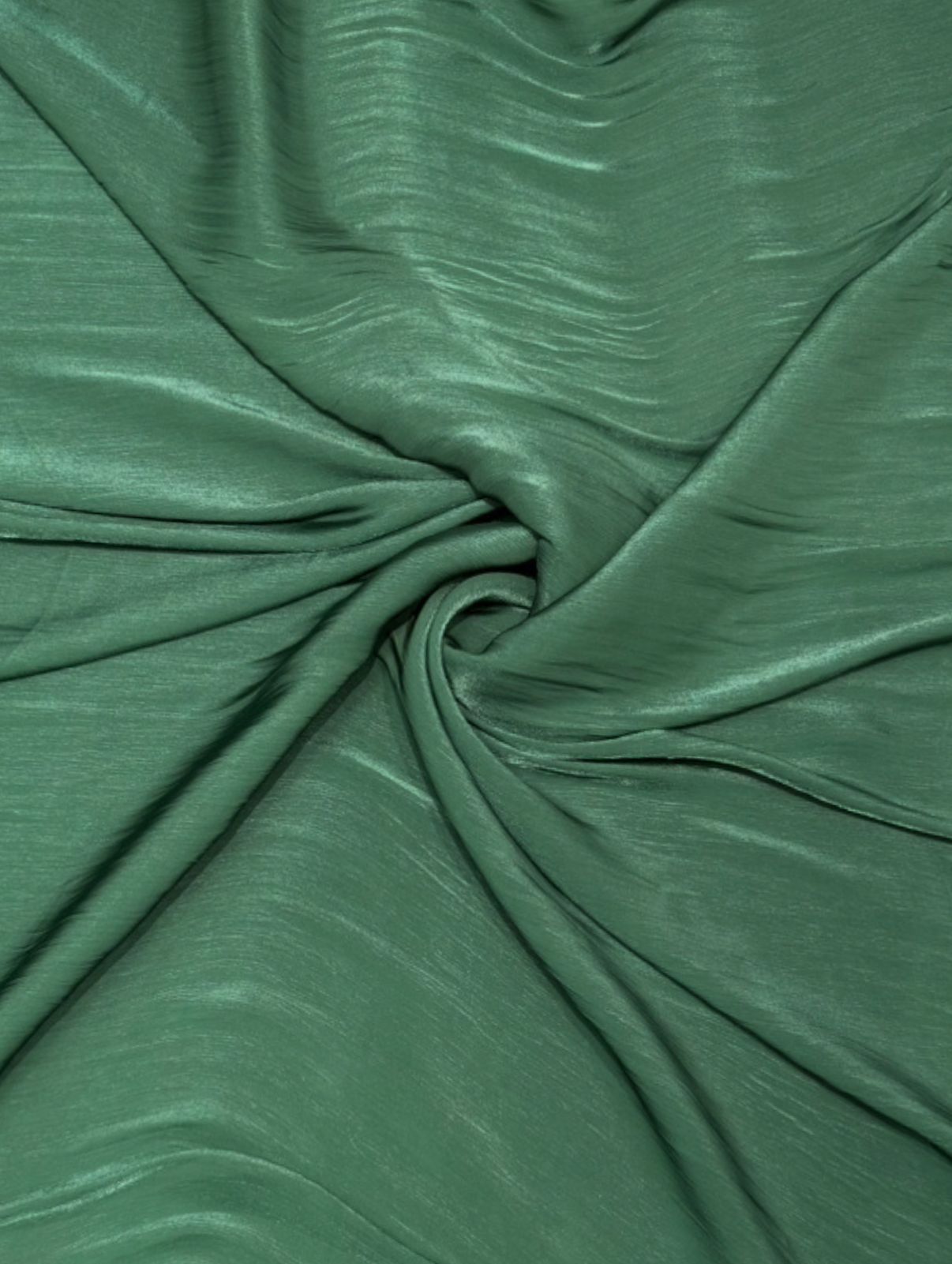 Smaragdgroene organza stof met subtiele glans, soepel vallend en ideaal voor takshita of feestkleding.