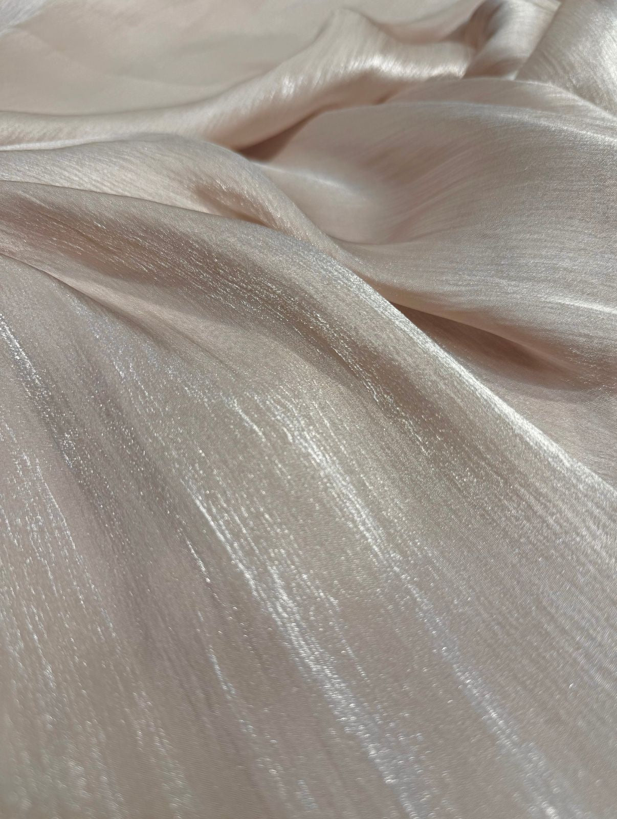 Organza stof in de kleur zandbush met subtiele glans, soepel vallend en ideaal voor takshita of feestkleding.